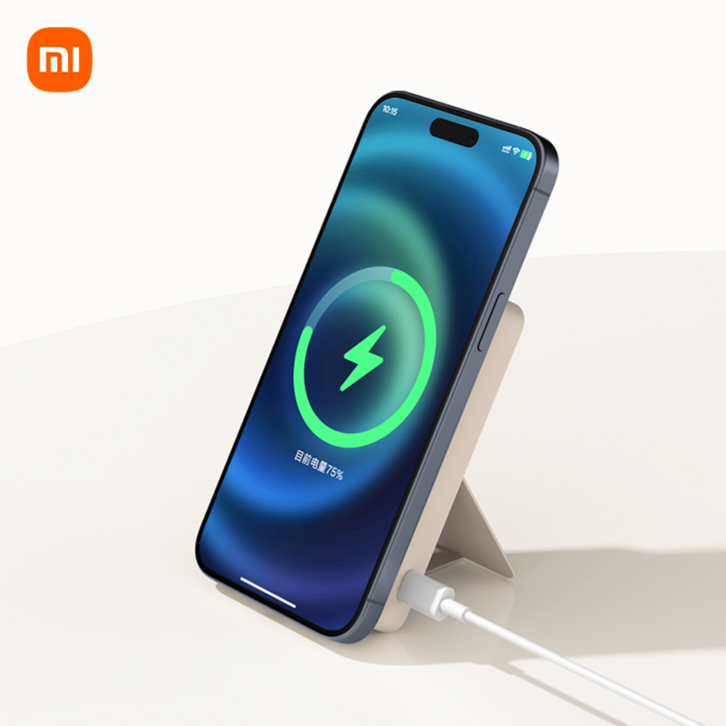 Logo Xiaomi obok smartfona ładującego się na stojaku.