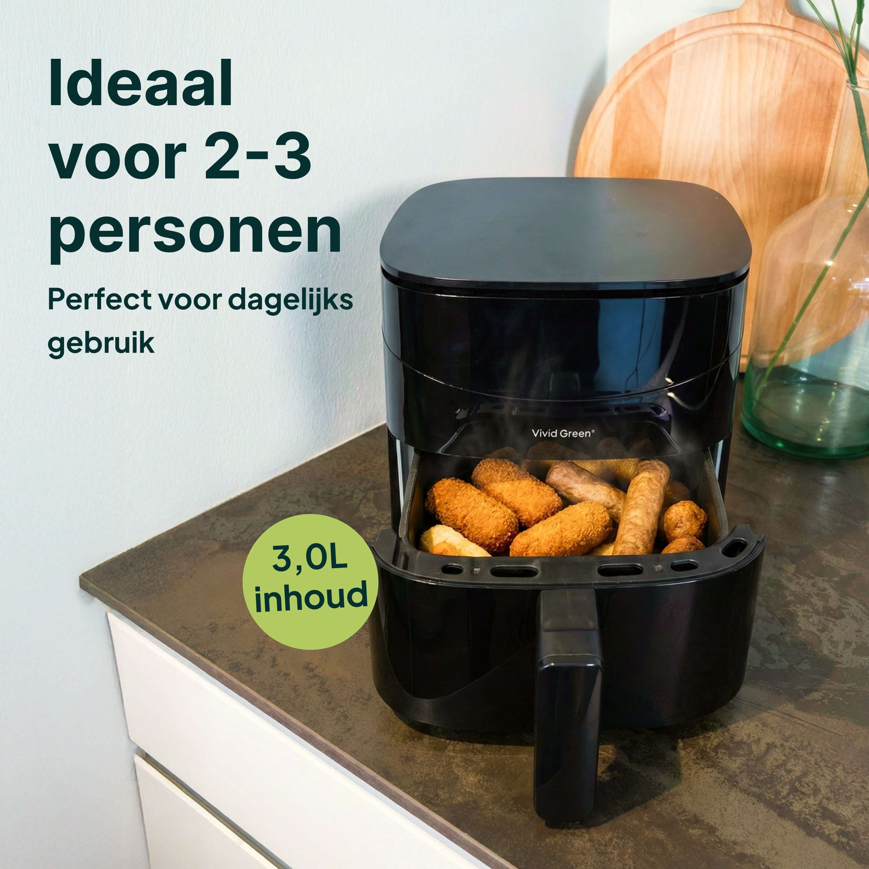 Black air fryer with fried croquettes and sausages, 3.0L capacity.