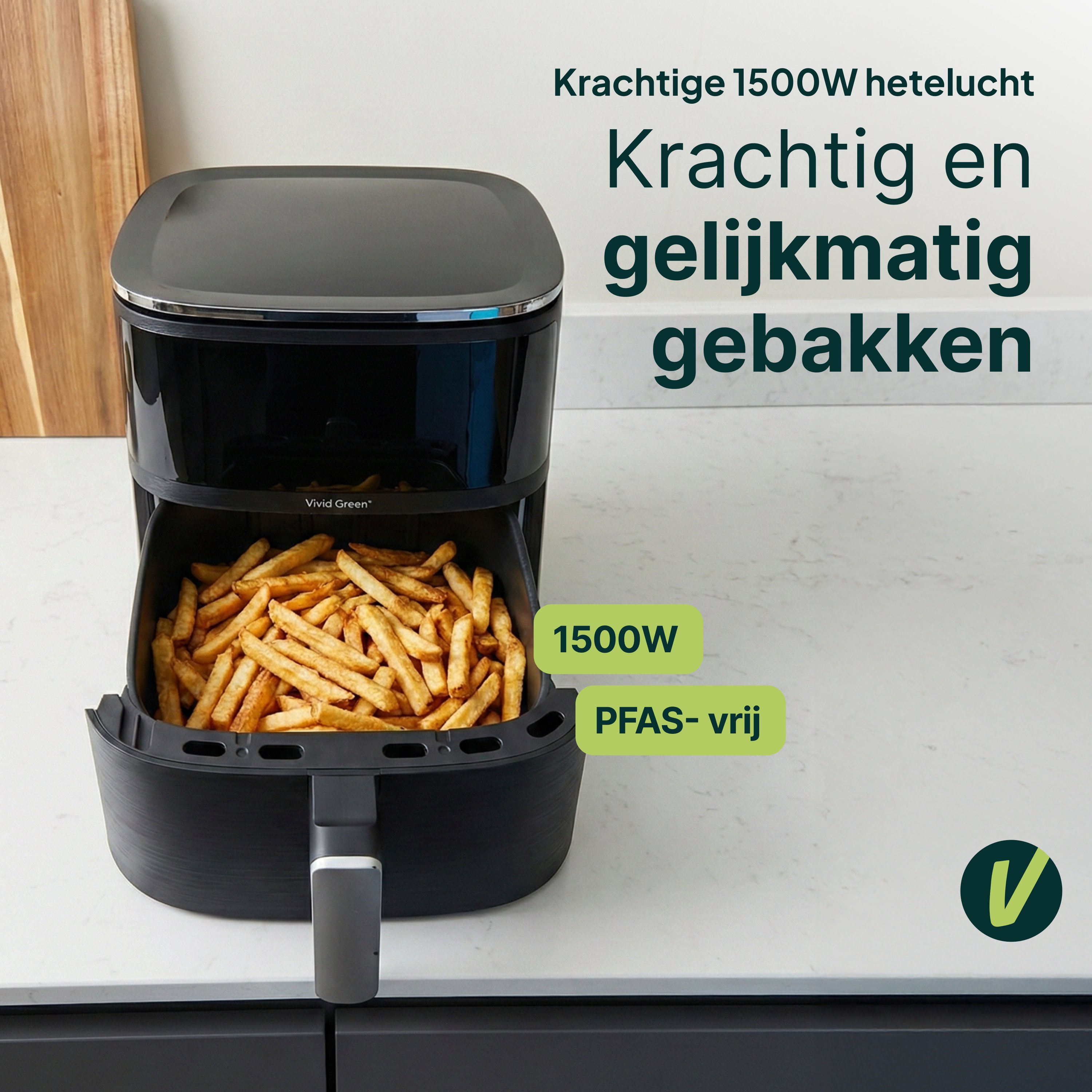 Zwarte airfryer met frietjes, 1500W, PFAS-vrij.