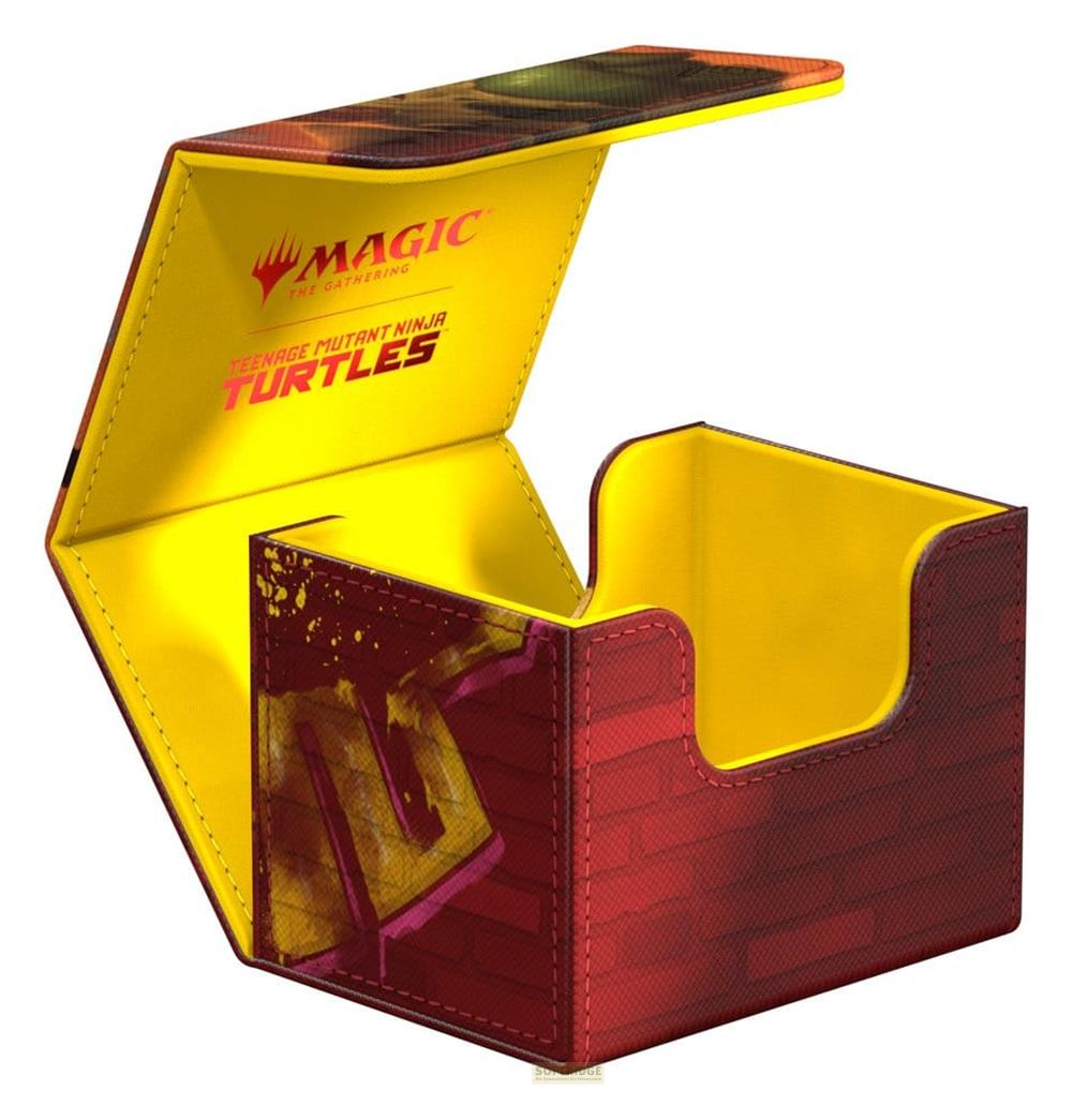 Une boîte à cartes rouge et jaune ouverte avec les logos Magic The Gathering et TMNT.