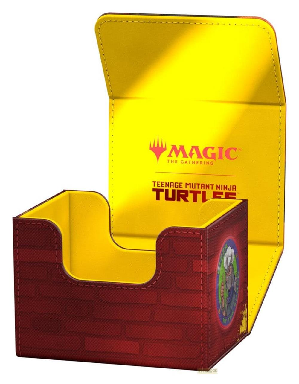Un porte-cartes rouge à doublure jaune, avec logos TMNT et Magic: The Gathering.