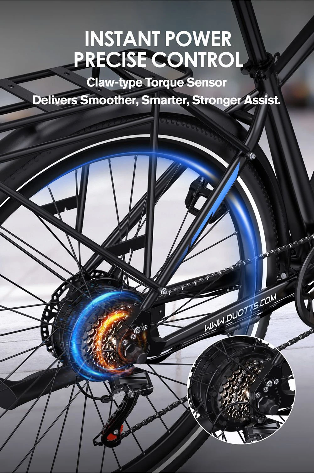 Primo piano della ruota posteriore di una e-bike nera con ingranaggi e cerchio.
