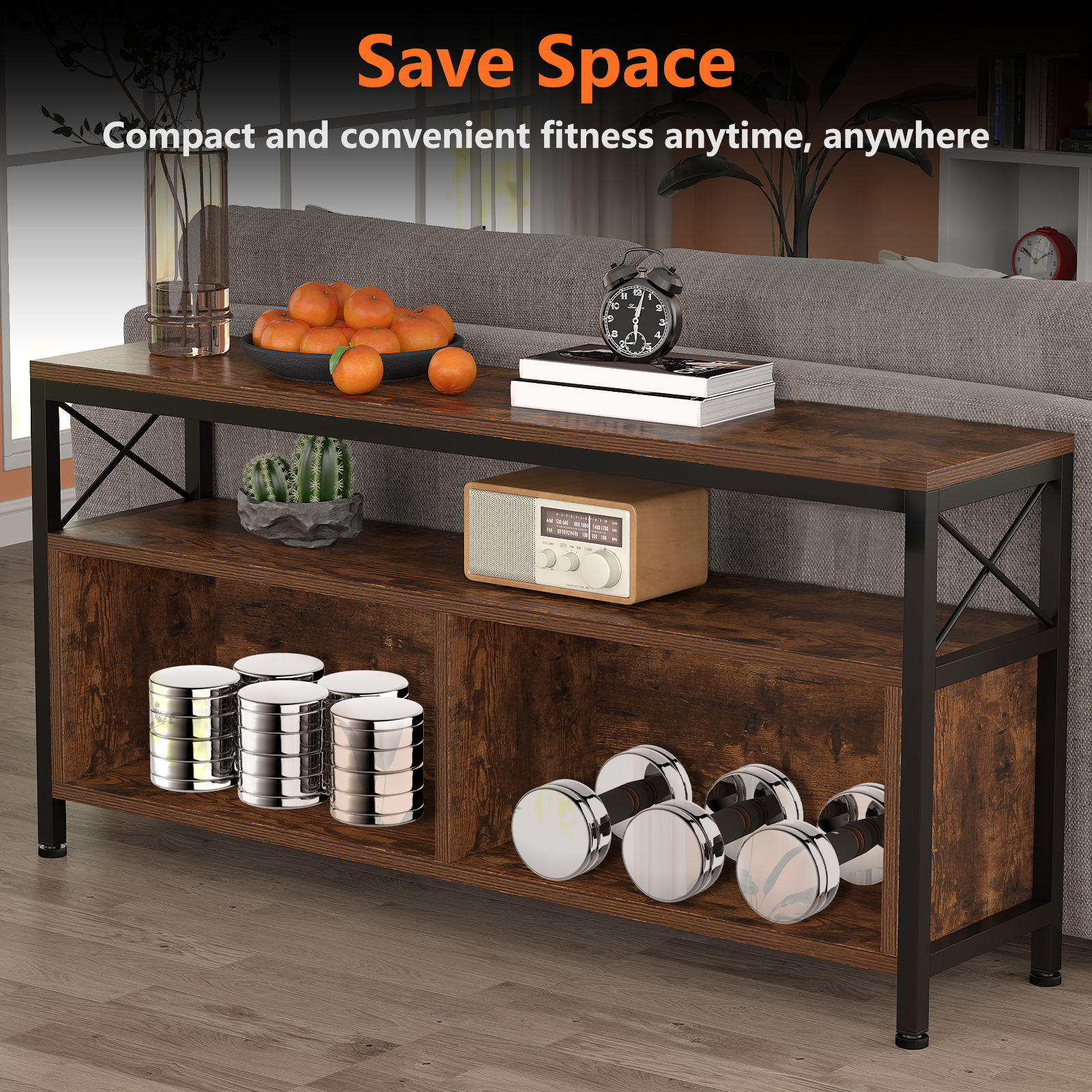 Drewniana półka z dekoracjami: pomarańcze, kaktus, budzik, książki, radio, hantle.