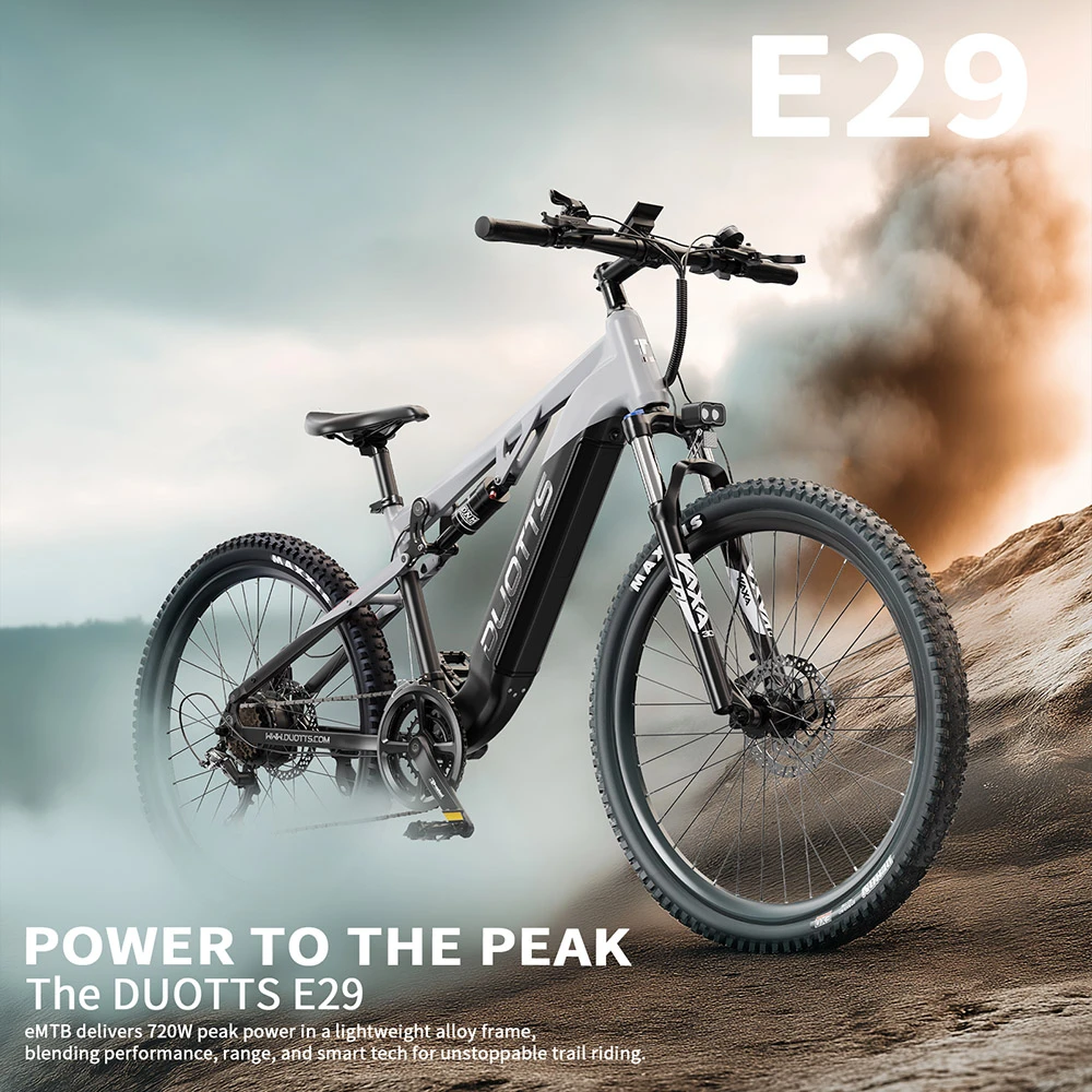 Una bicicleta eléctrica de montaña gris con ruedas anchas está en terreno rocoso.