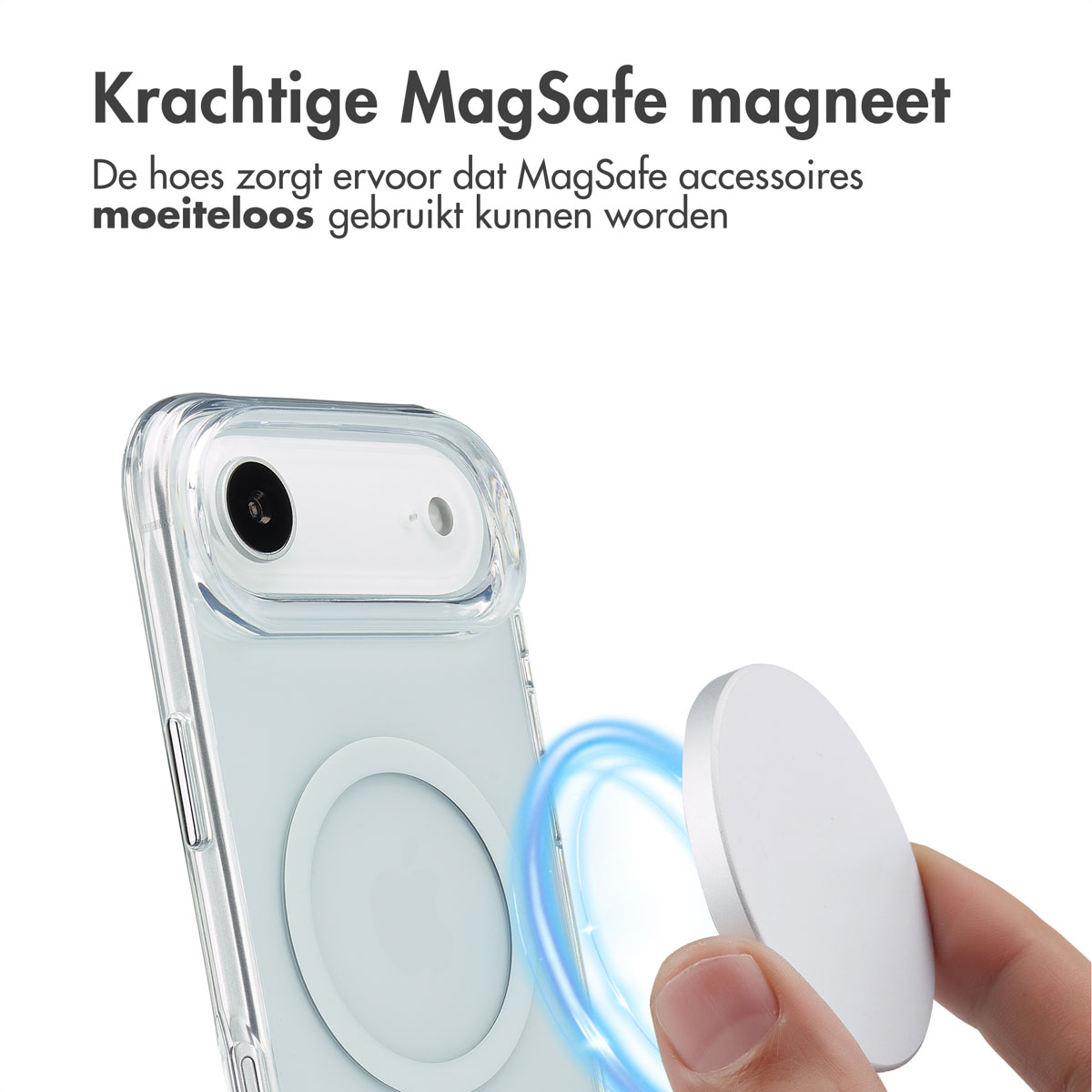 Un disco MagSafe bianco è tenuto da una mano a una custodia trasparente per telefono.