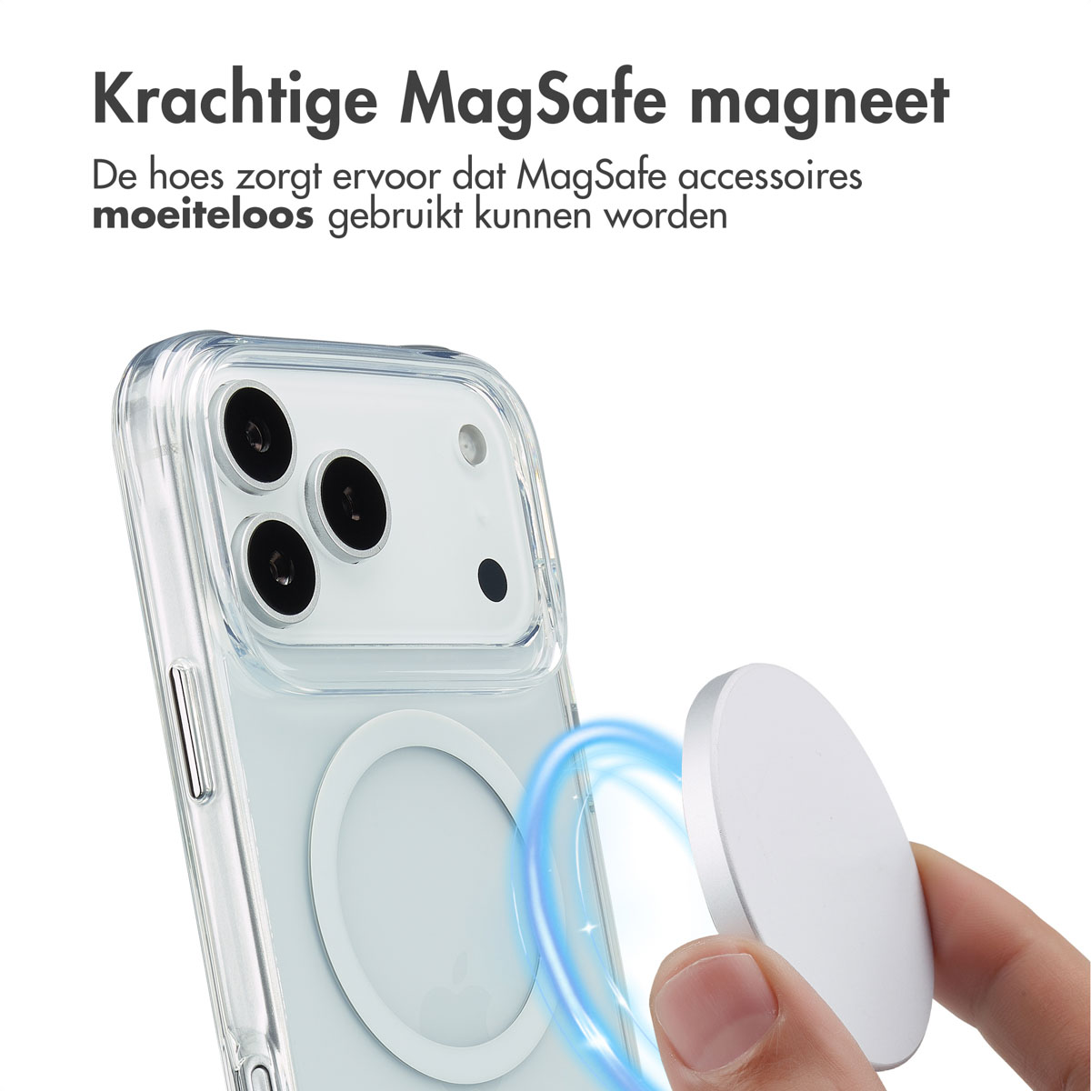 Eine Hand hält eine weiße MagSafe-Scheibe vor einem iPhone mit Hülle.