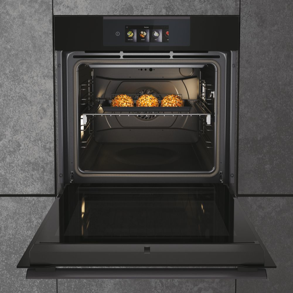 Tre panini su una griglia in un forno aperto con display touchscreen.