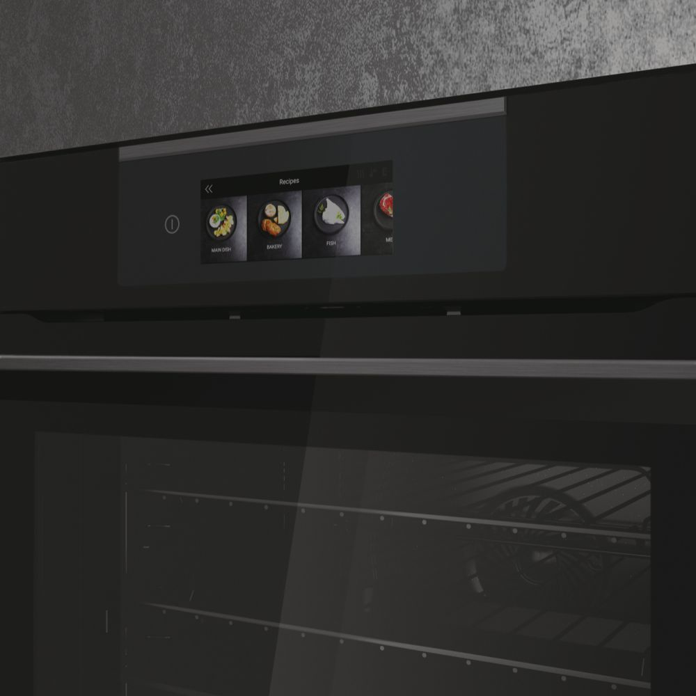 Un forno moderno con menu touchscreen che mostra ricette per piatto principale, pasticceria e pesce.