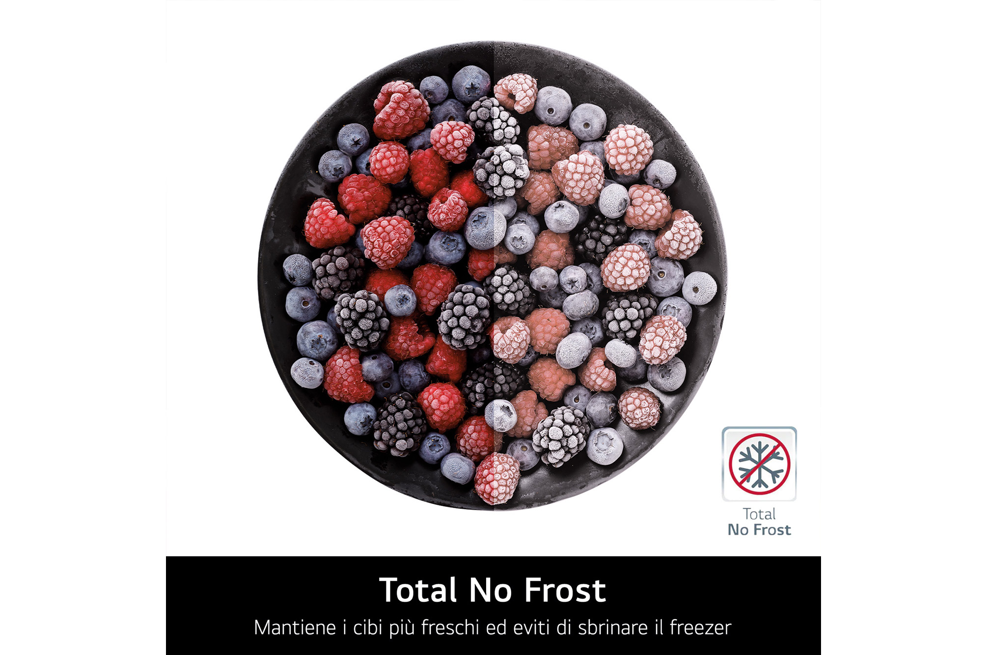Una ciotola di frutti di bosco congelati: lamponi, more, mirtilli.
