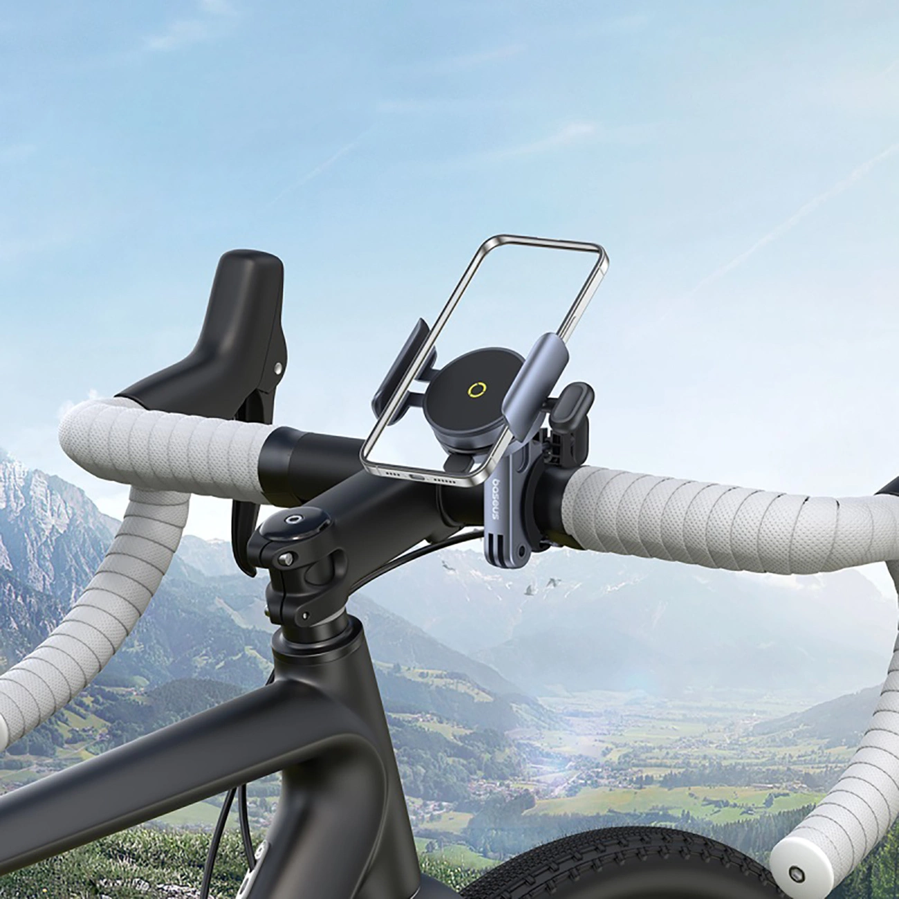 Manubrio bici con supporto telefono, paesaggio montano sullo sfondo.