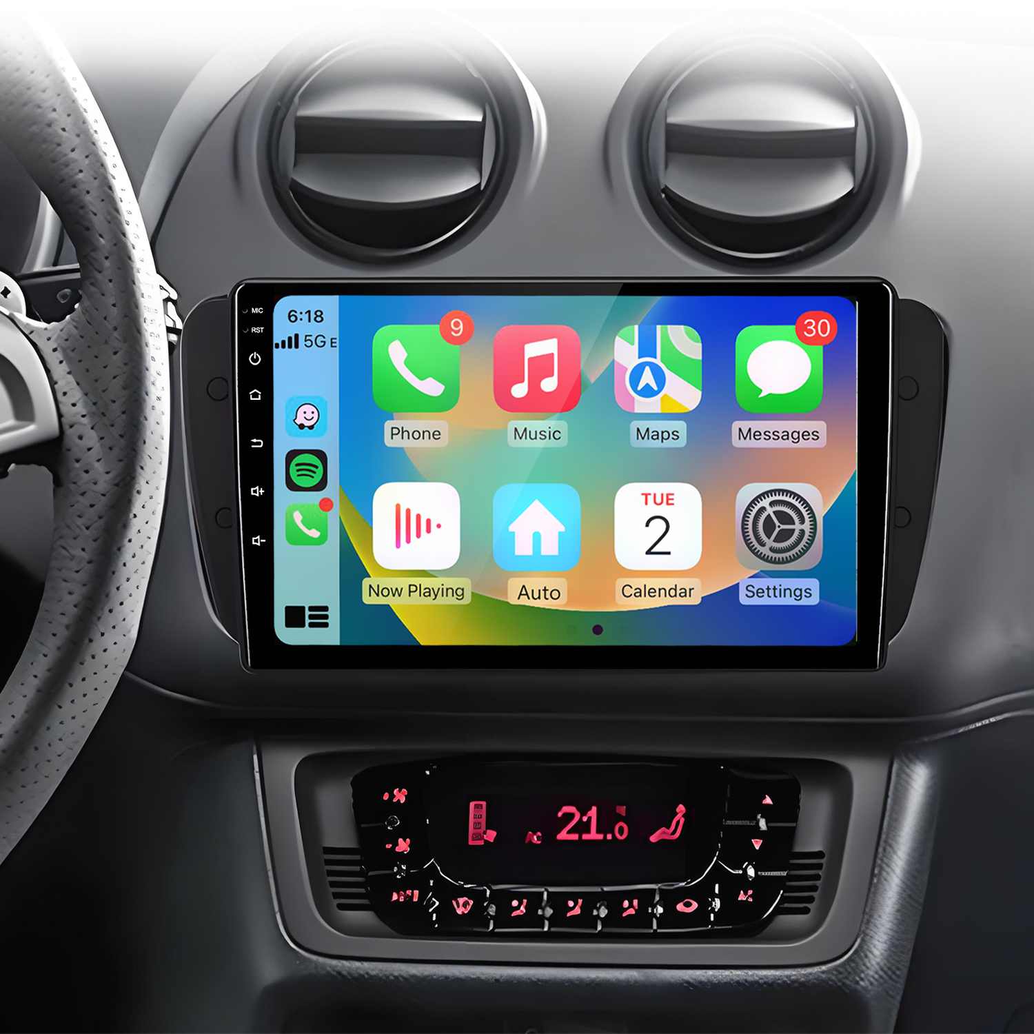 Interno auto con ampio sistema di infotainment touchscreen e controllo clima.