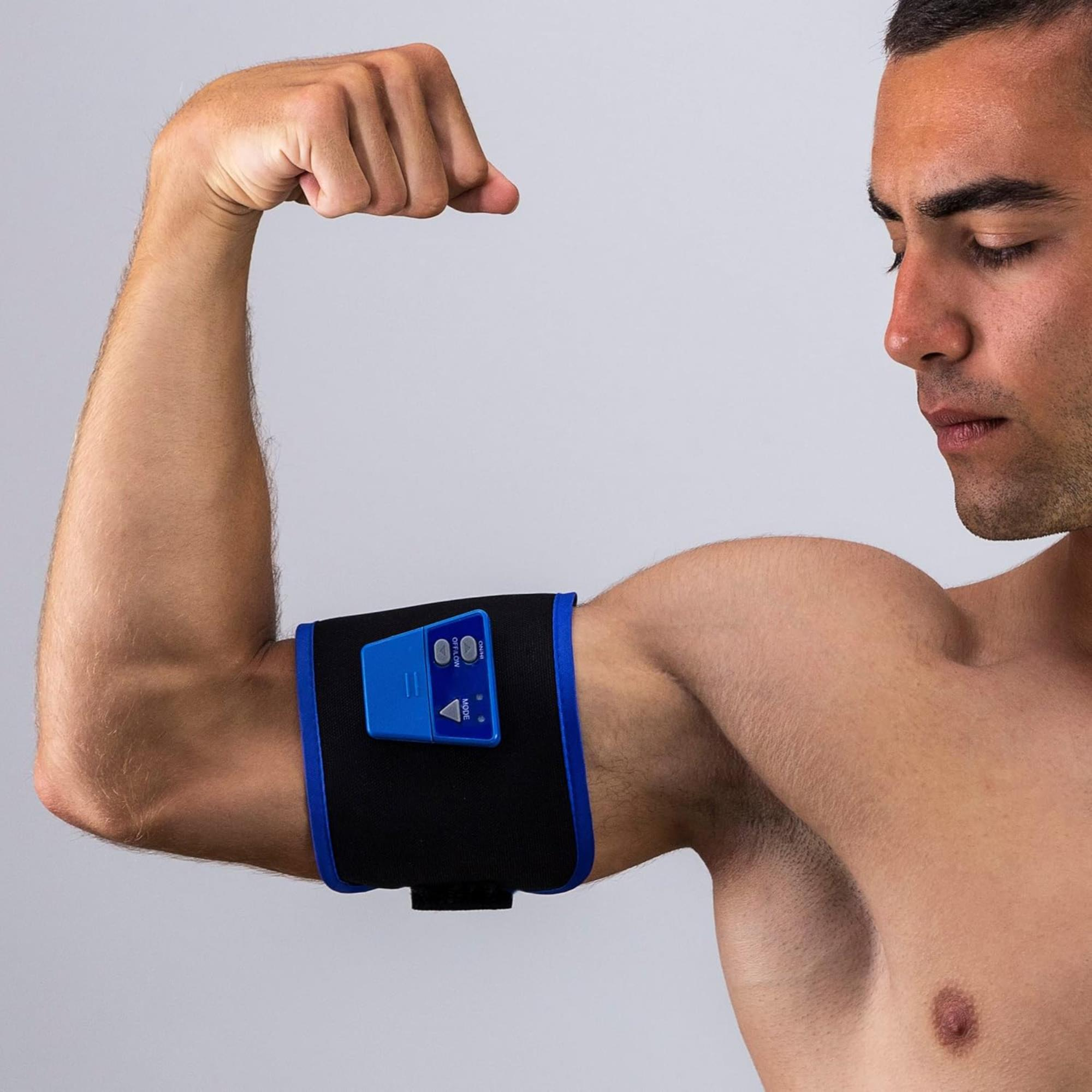 Hombre flexionando brazo con dispositivo EMS azul y negro.