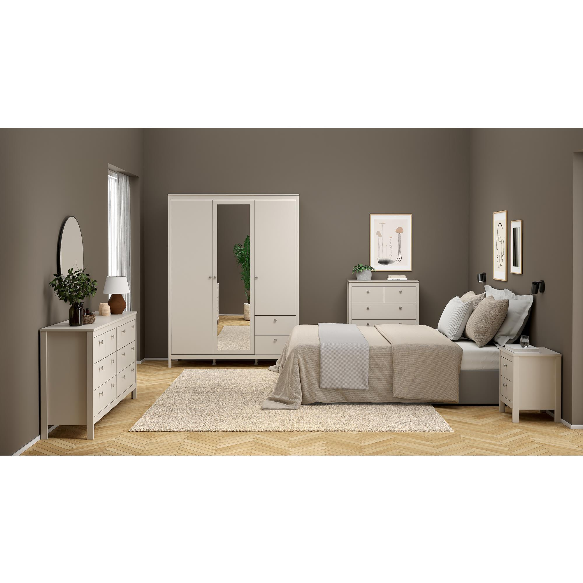 Un dormitorio con cama, armario, cómodas y espejo.