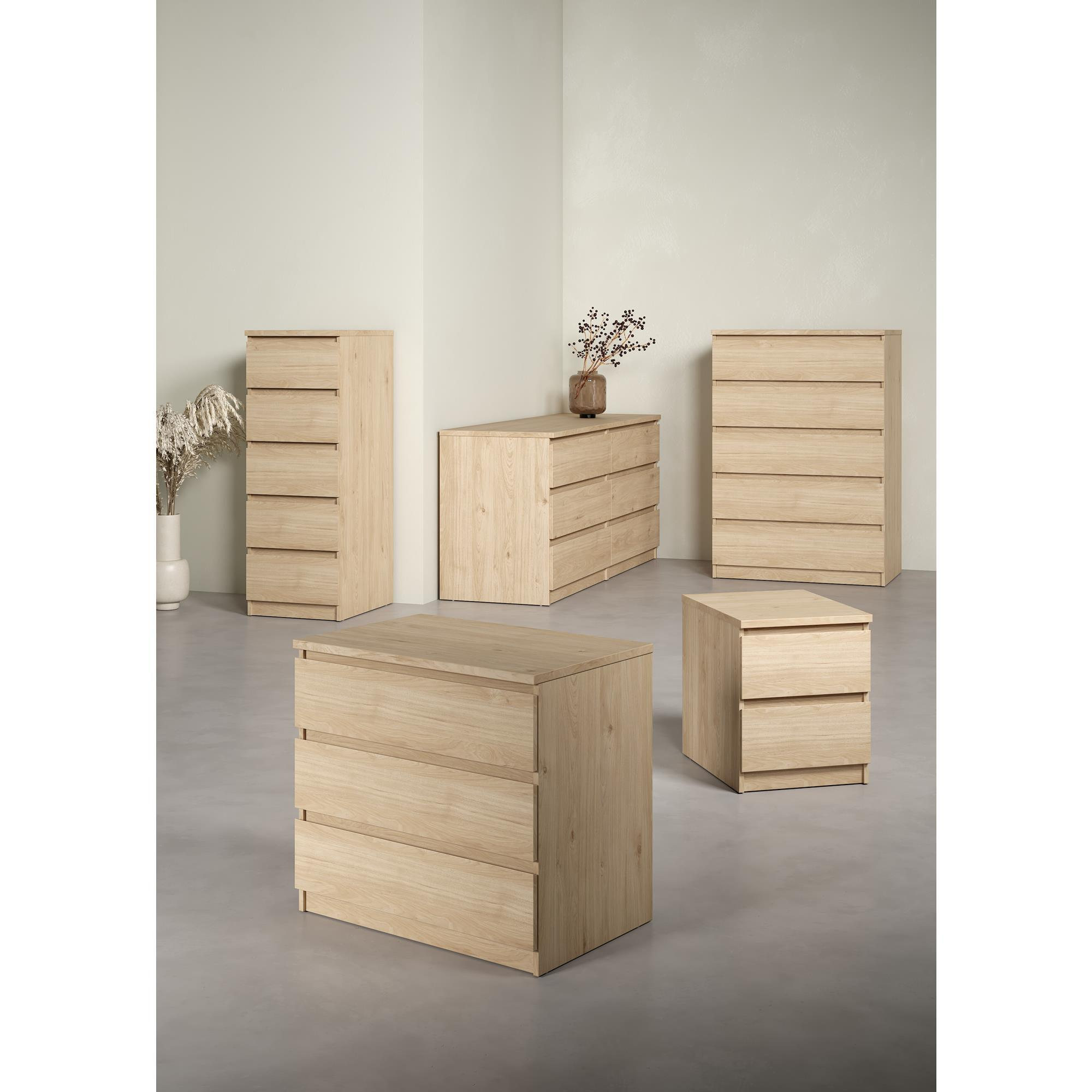 Cinco cómodas de madera de varios tamaños dispuestas en una habitación.