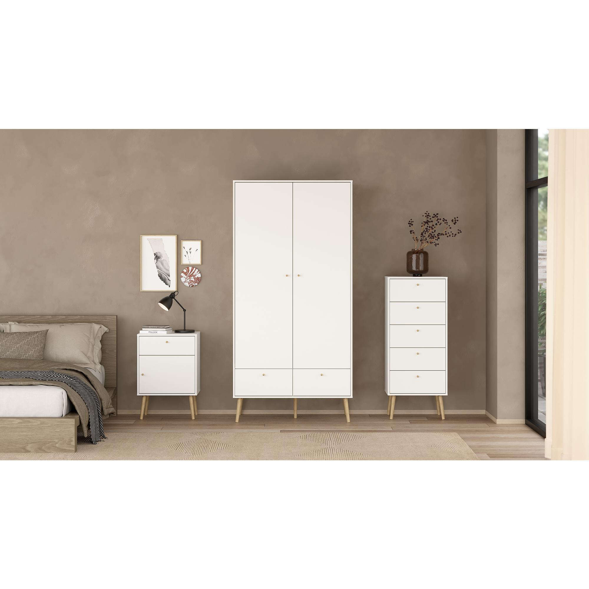 Un dormitorio con cama, mesita de noche, armario y cómoda.