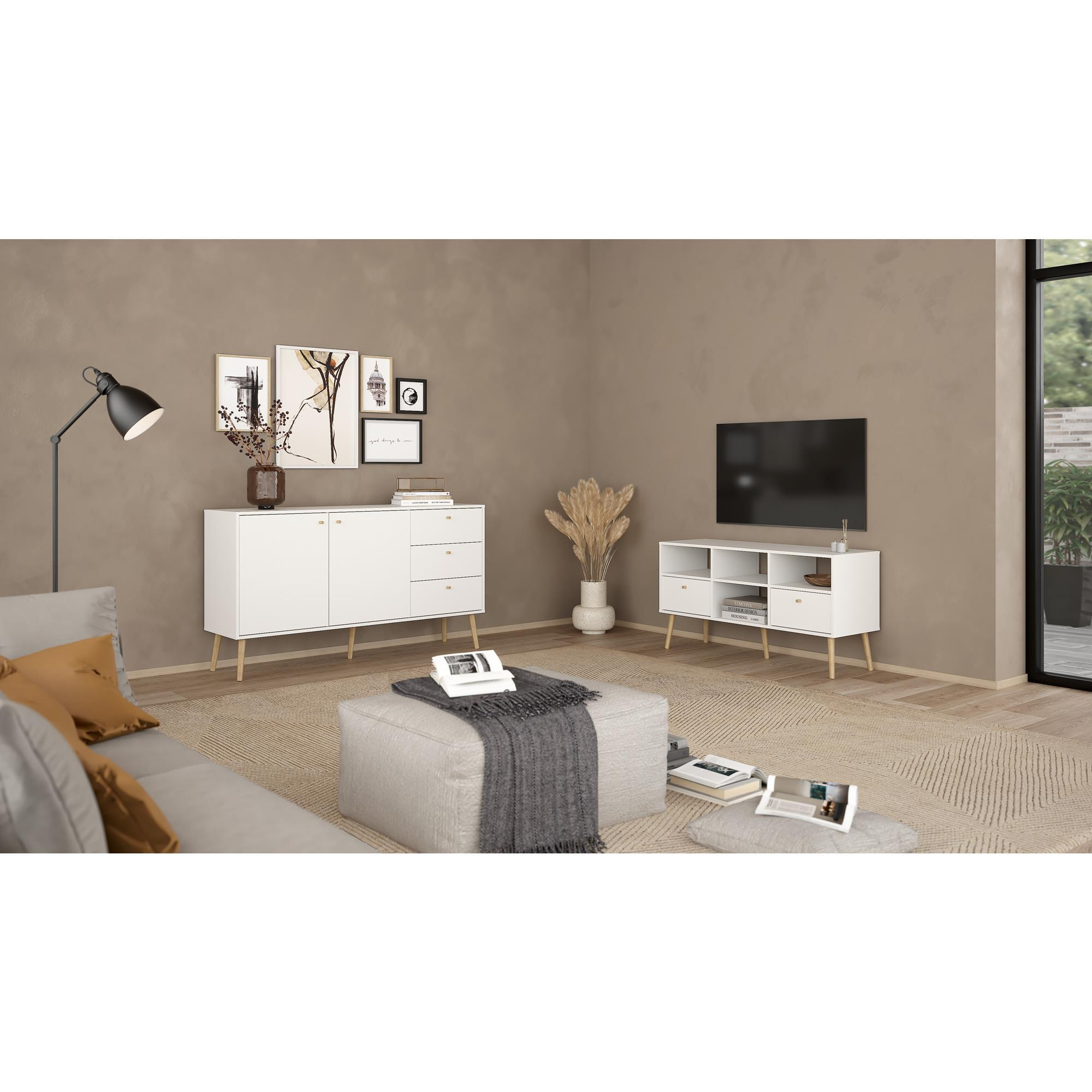 Una sala de estar moderna con muebles blancos, alfombra, sofá y lámpara.