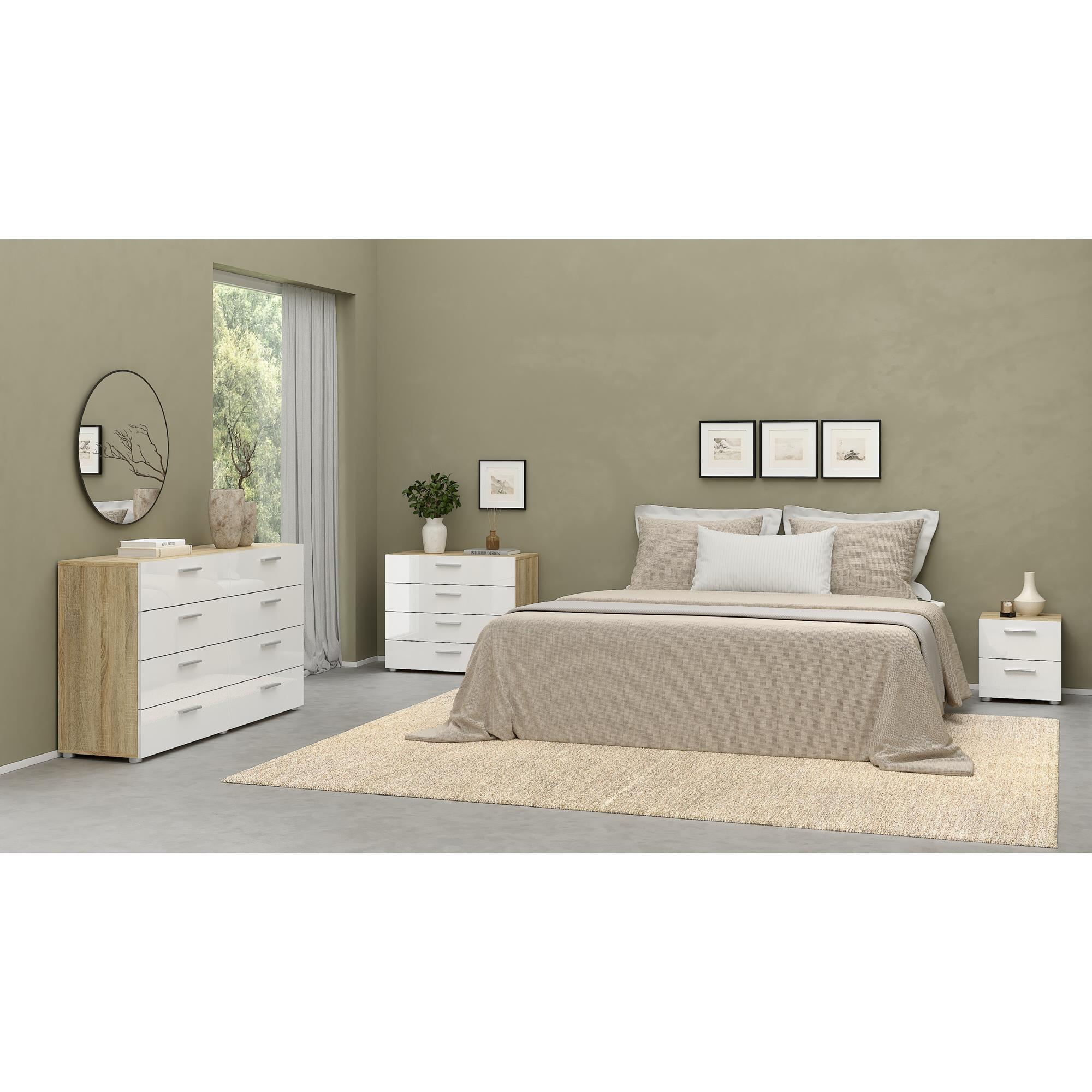 Un dormitorio con cama, cómodas y espejo. Alfombra beige.