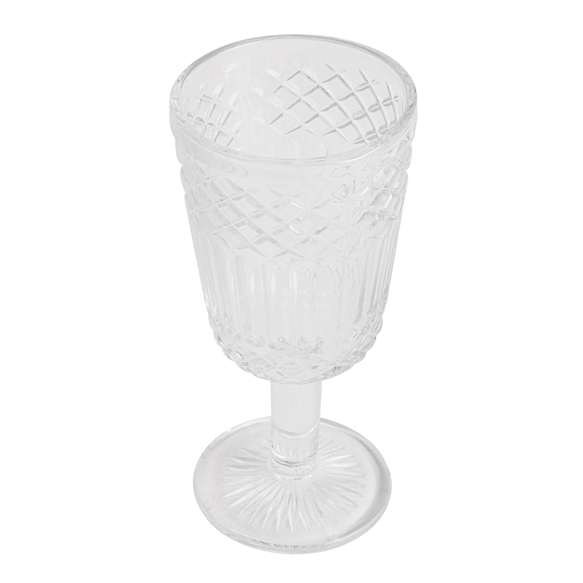 Un vaso transparente con patrón de diamantes y tallo acanalado.