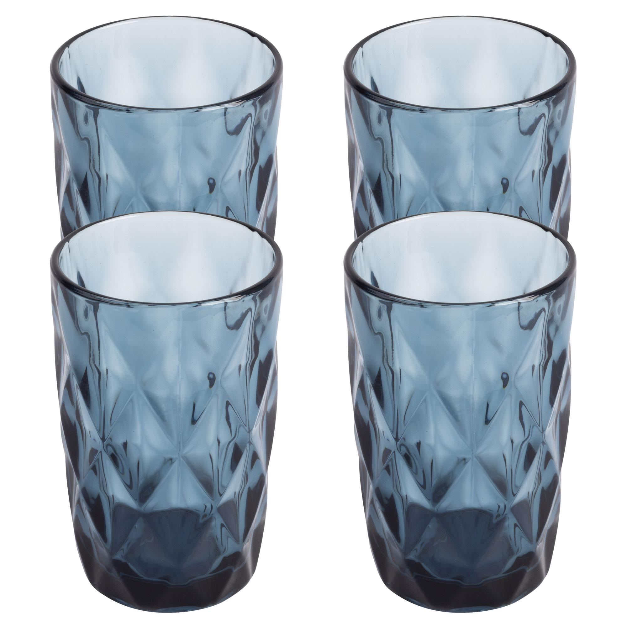 Cuatro vasos azules con patrón de diamantes sobre fondo blanco.