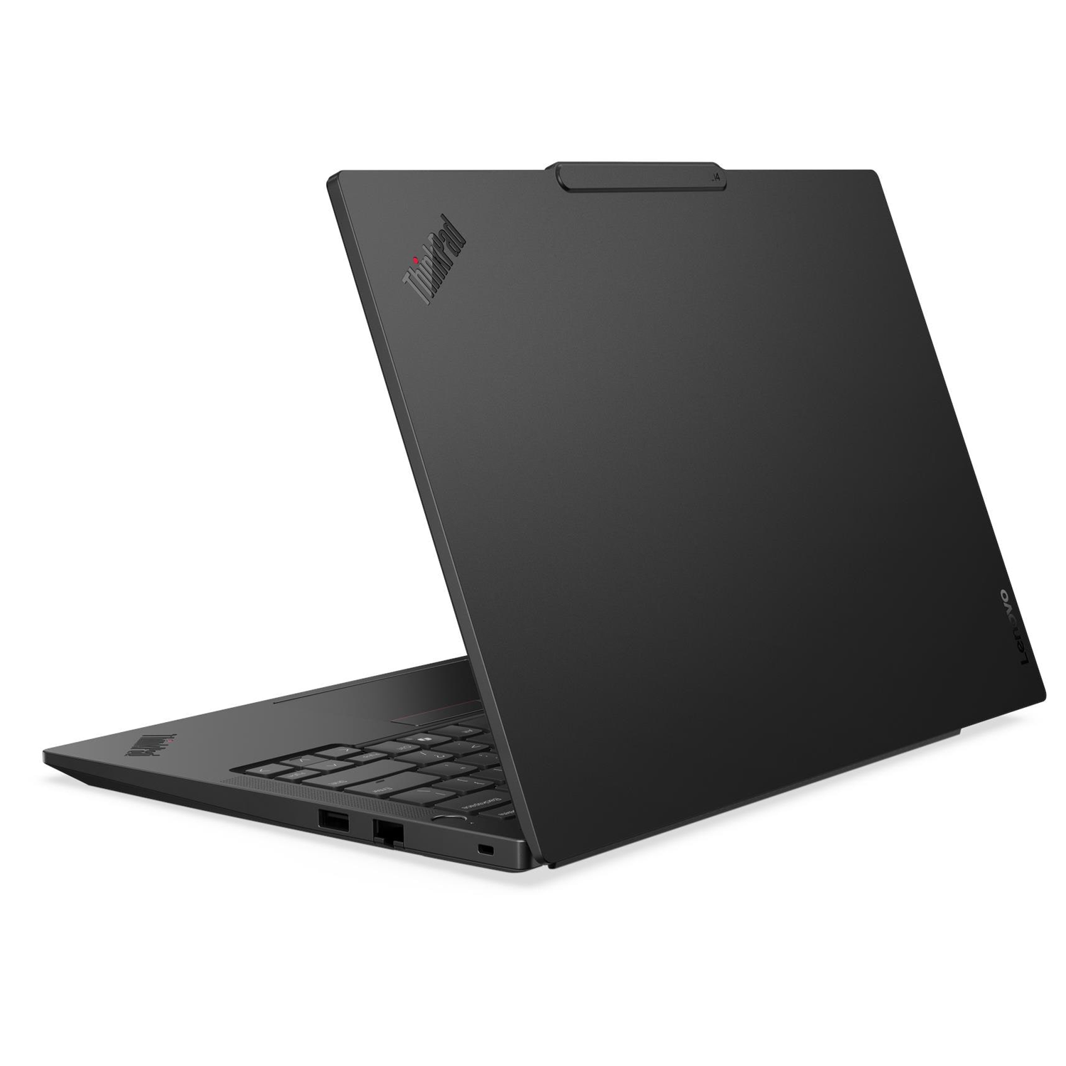 ThinkPad logolu siyah dizüstü bilgisayar, beyaz zeminde açık.