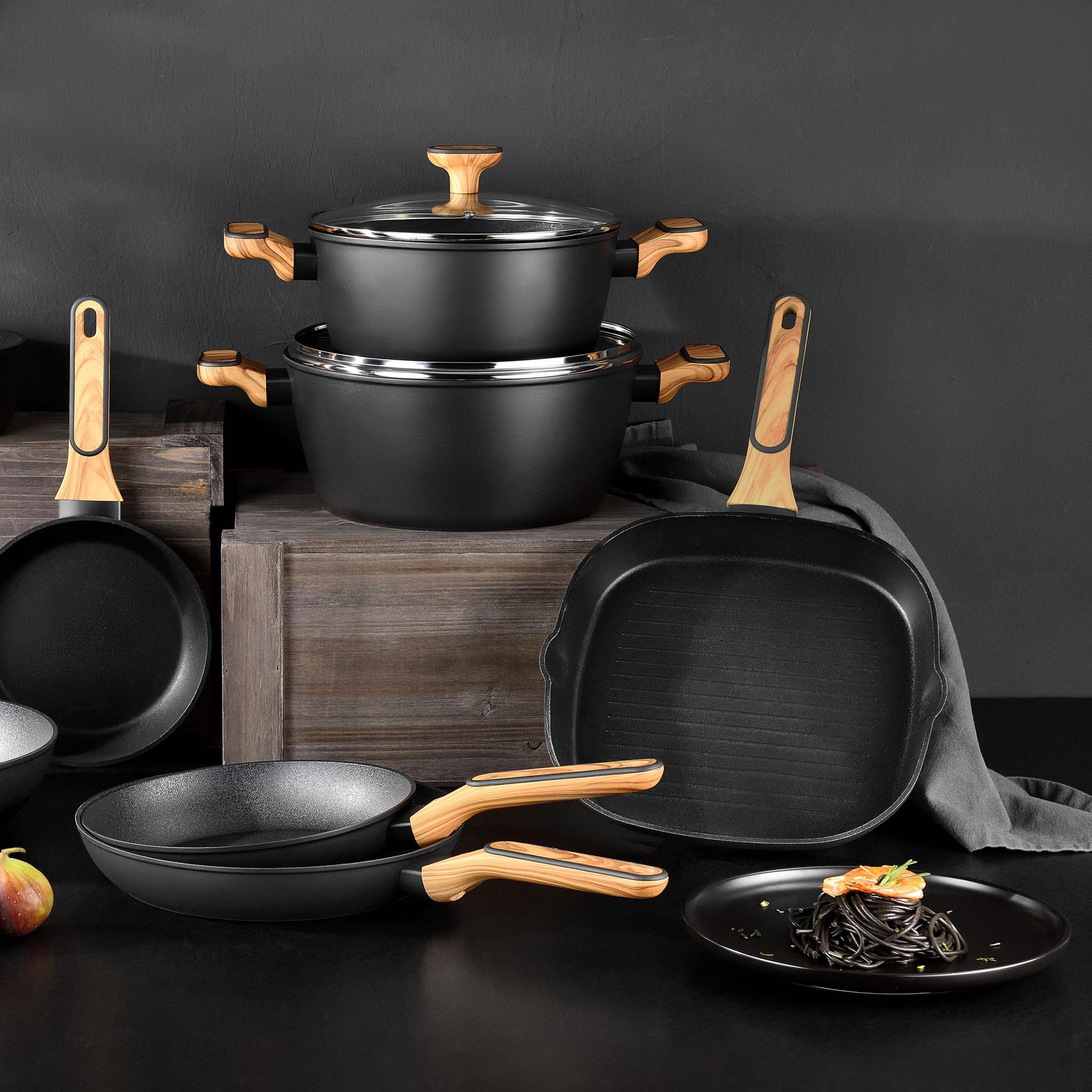Utensilios de cocina con mangos de madera: ollas, sartenes, sartén parrilla, pasta con camarones.