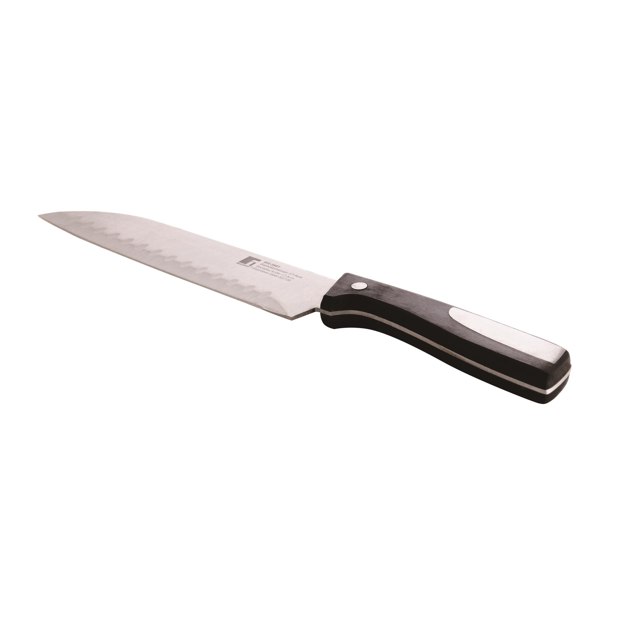 Un cuchillo de chef plateado con mango negro sobre fondo blanco.