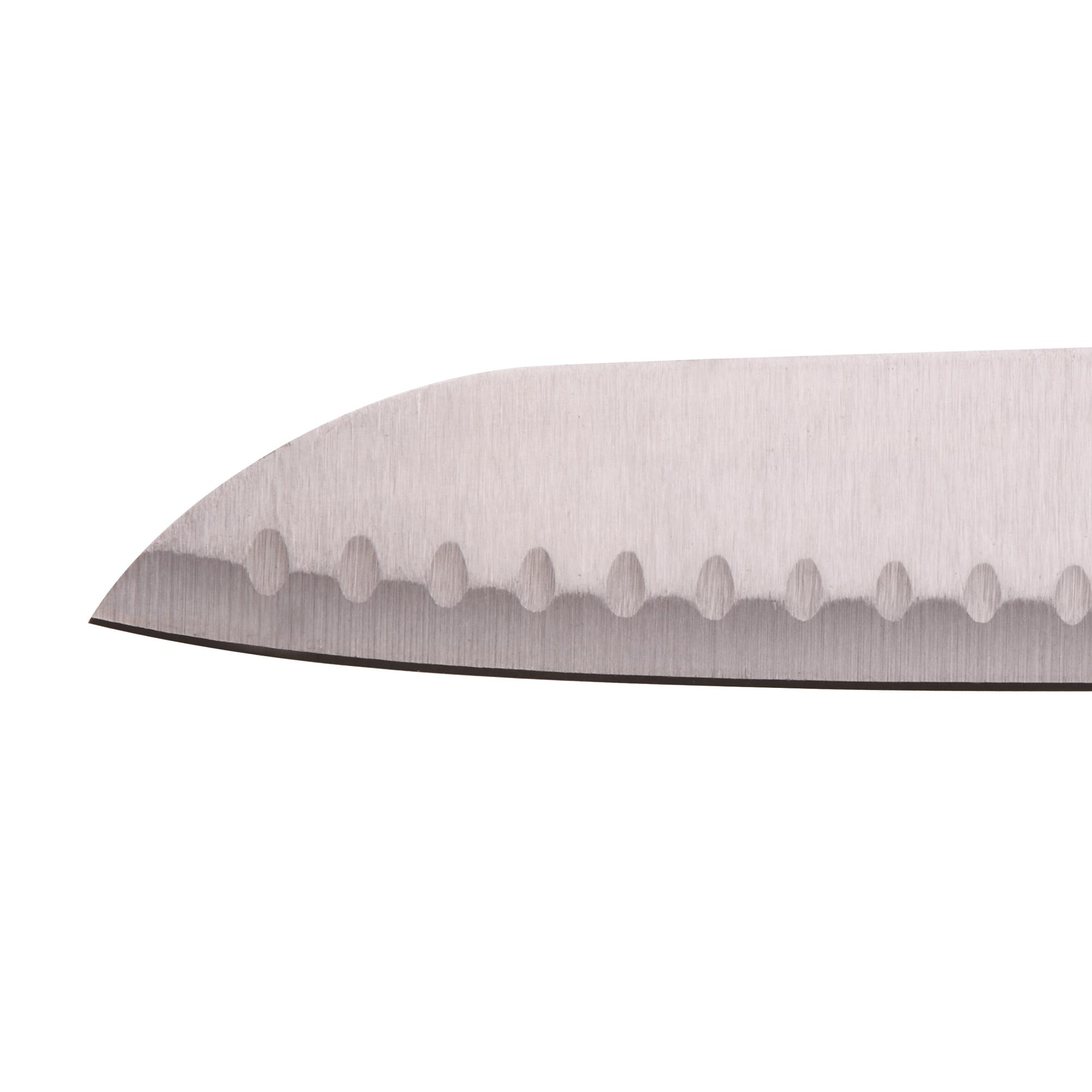 Primer plano de una hoja de cuchillo dentada. Metálica y plateada.