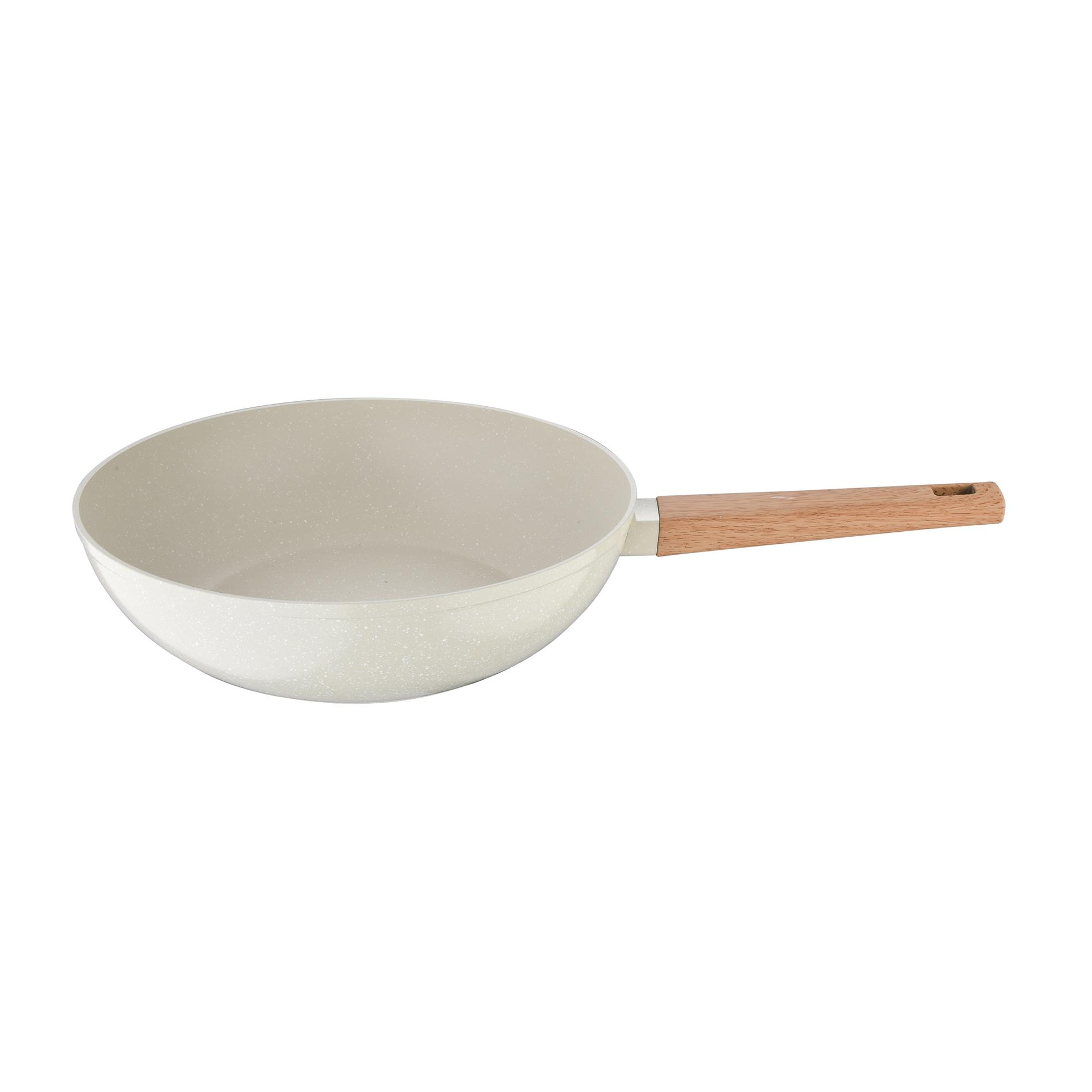 Una sartén wok de color claro con mango de madera.