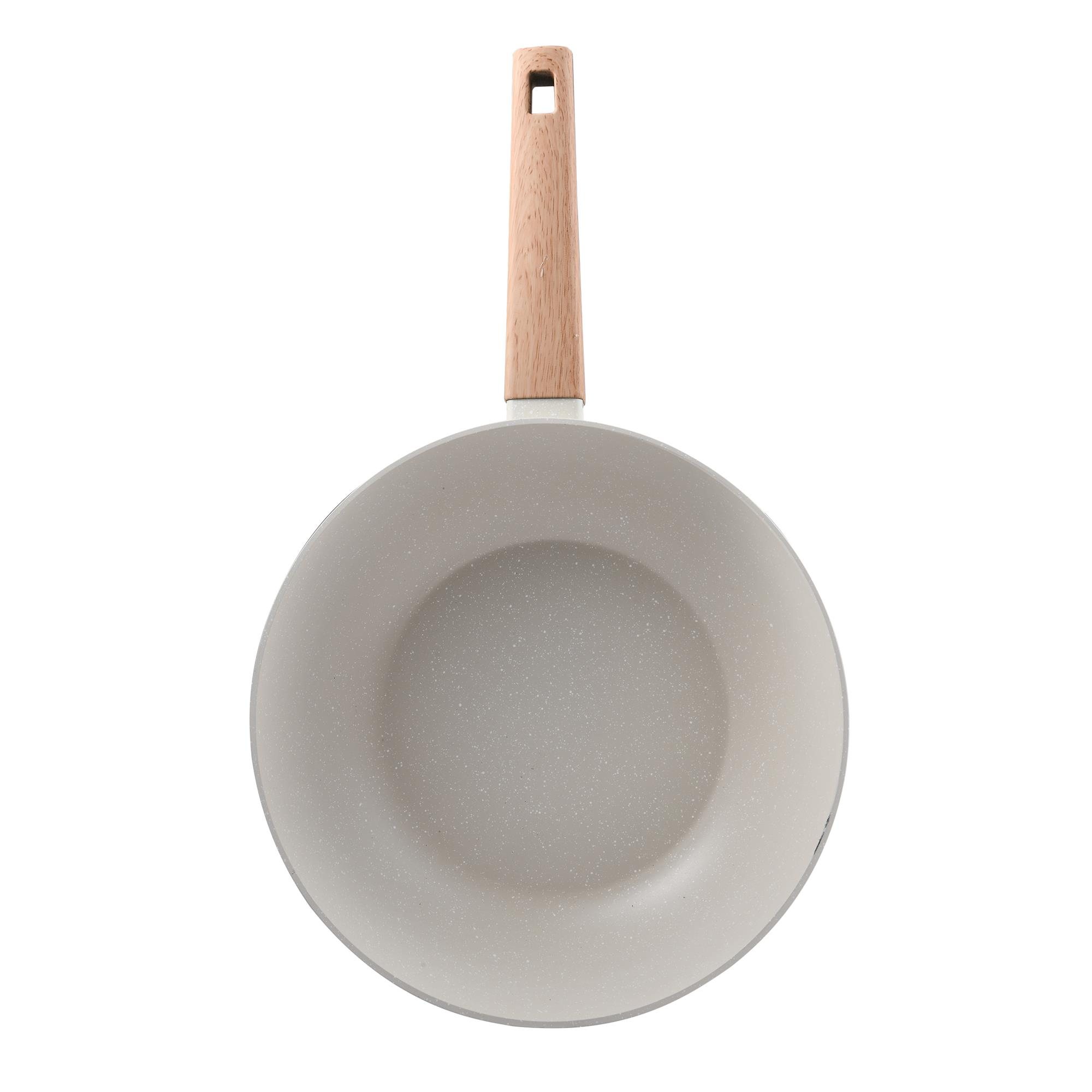 Sartén gris moteada con mango de madera clara, vista desde arriba.