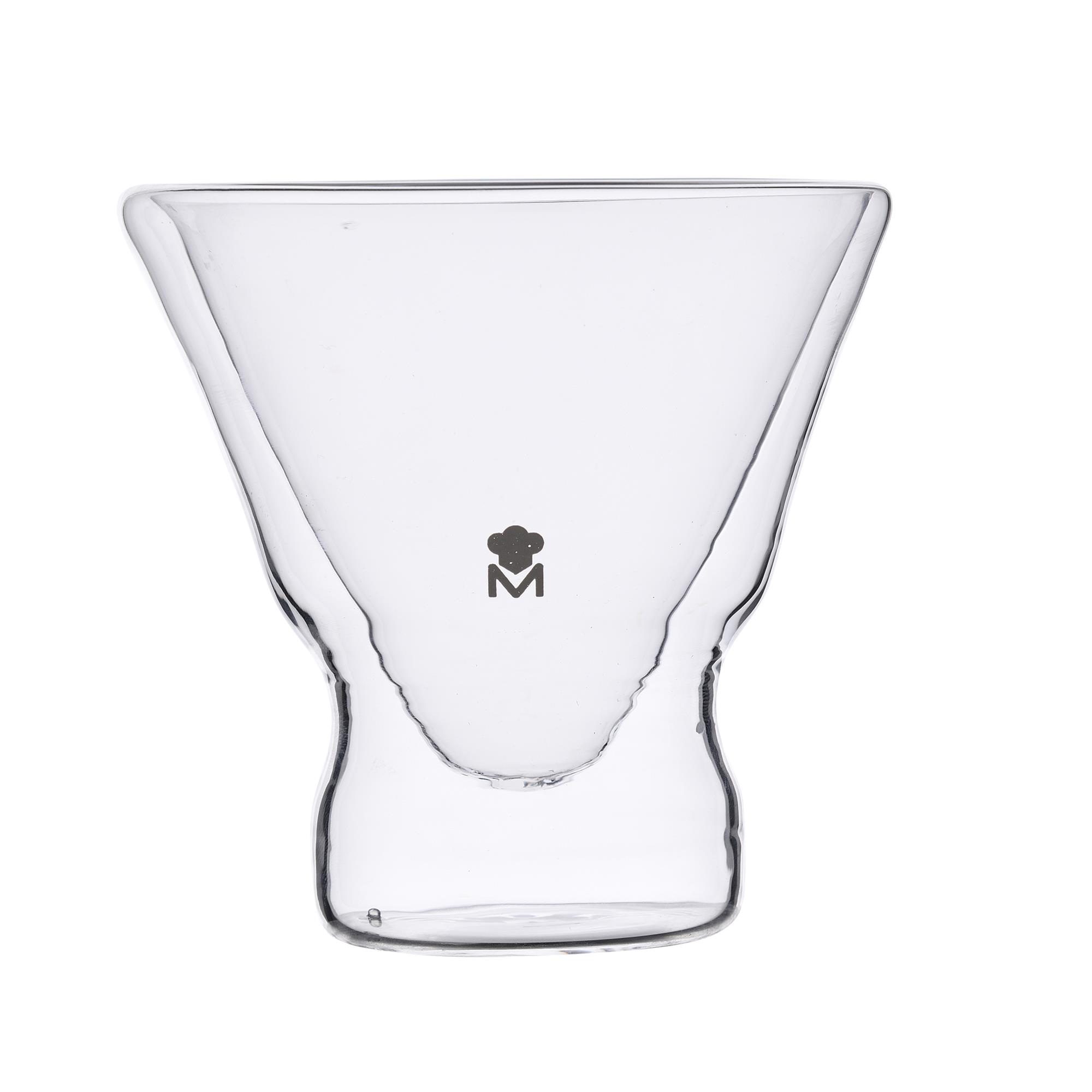 Un vaso de doble pared con un logo de M, aislado sobre fondo blanco.