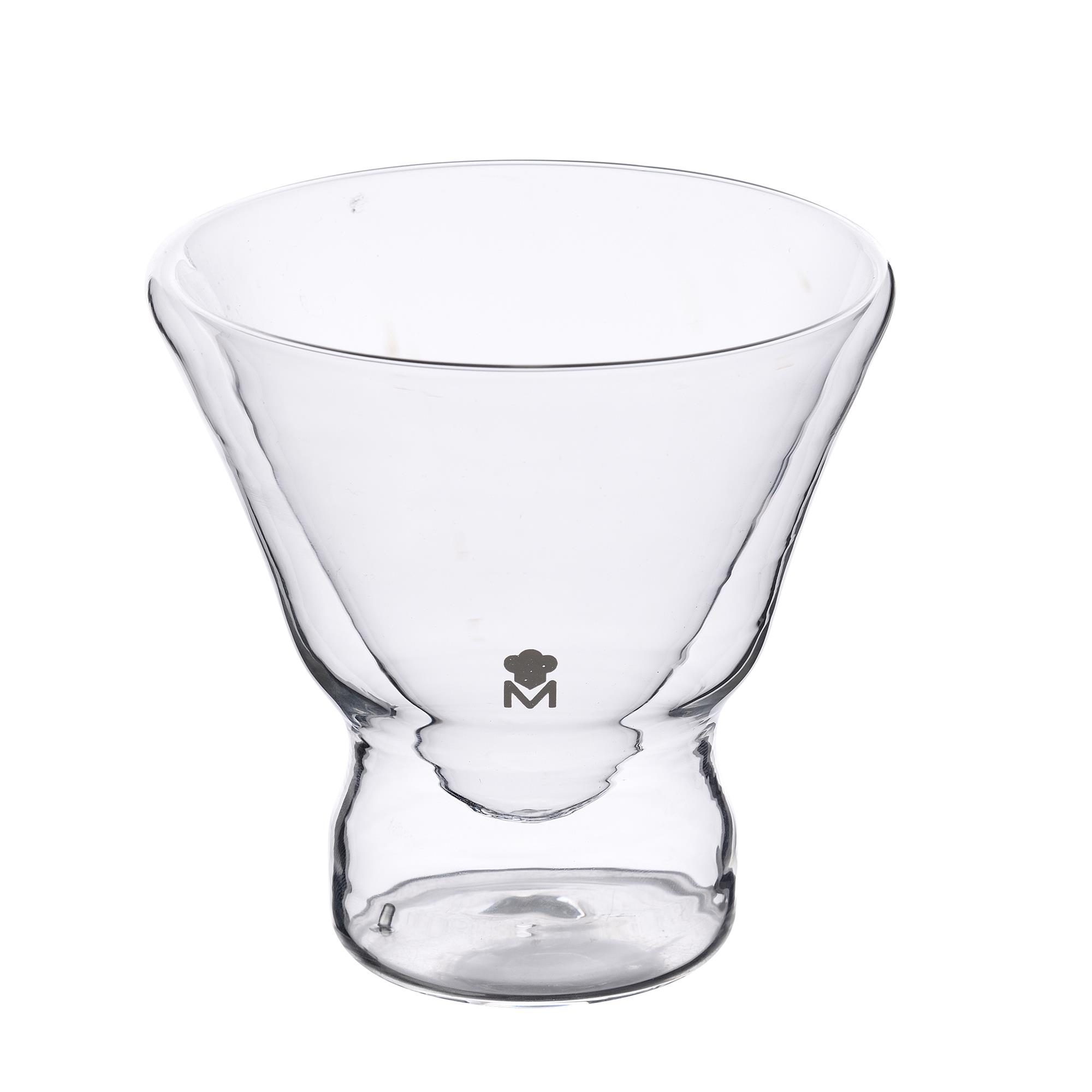 Un vaso de doble pared transparente con un logo de M y un gorro de chef.