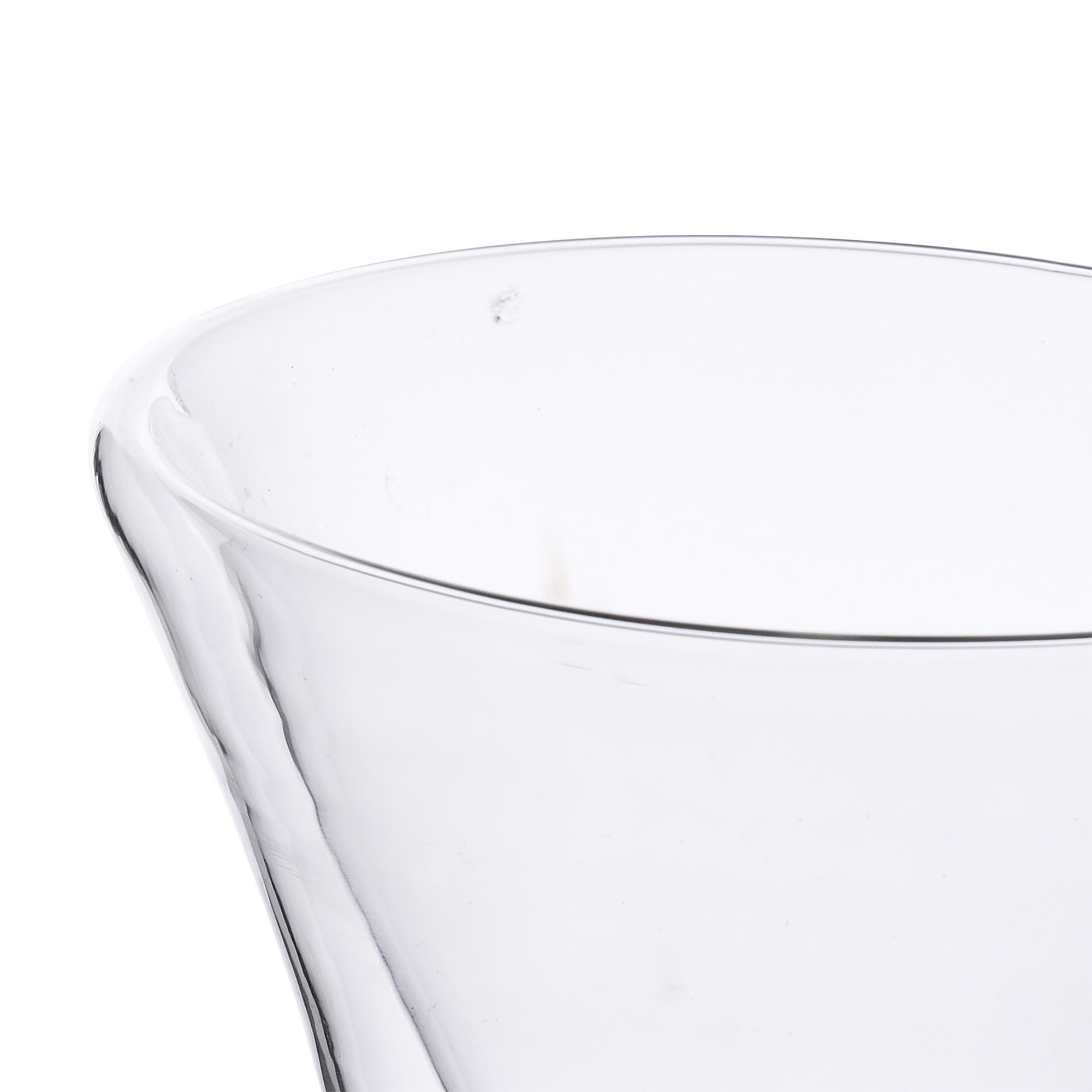 Primer plano de un recipiente de vidrio transparente con borde curvo y liso.