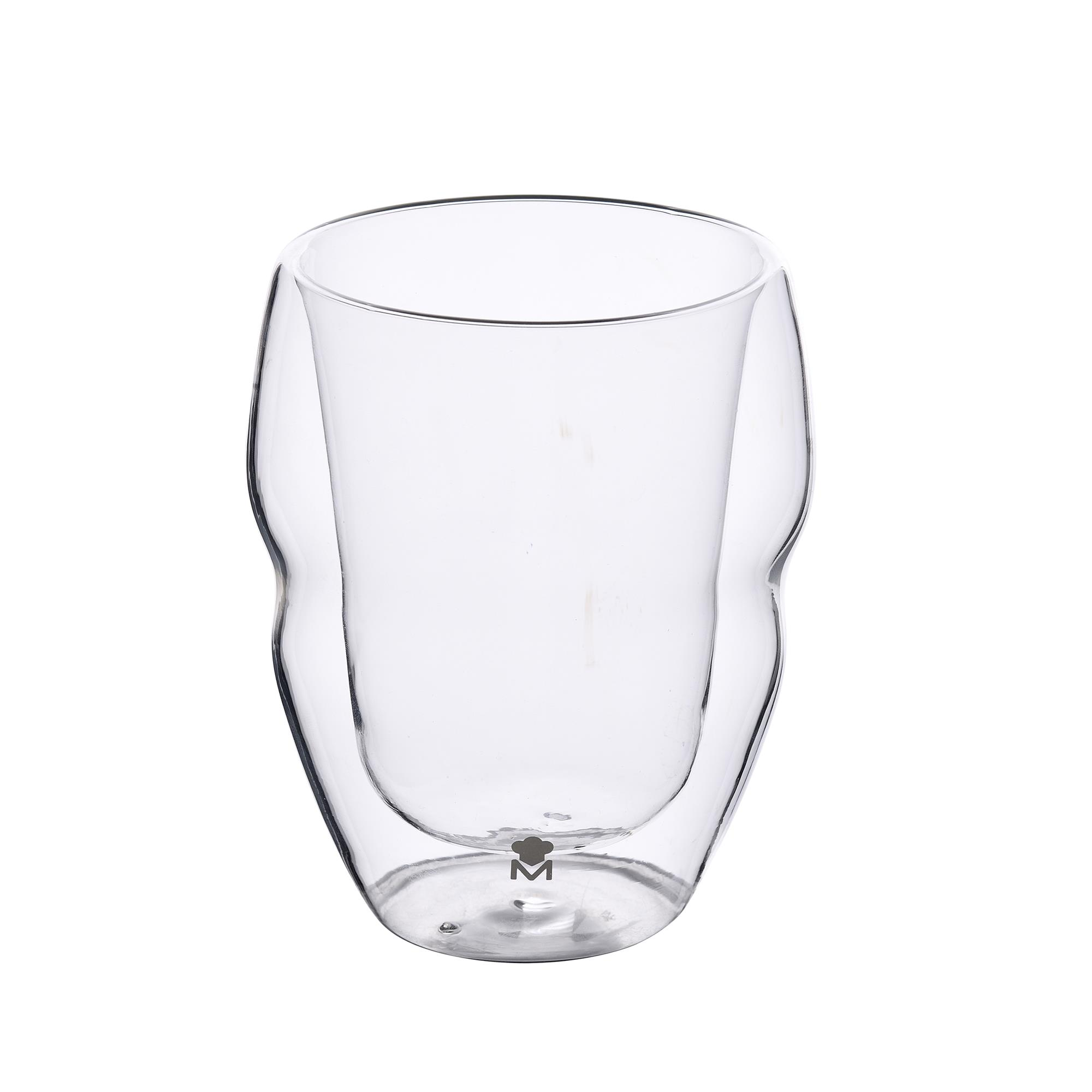 Un vaso de vidrio transparente de doble pared con un logo M en la base.