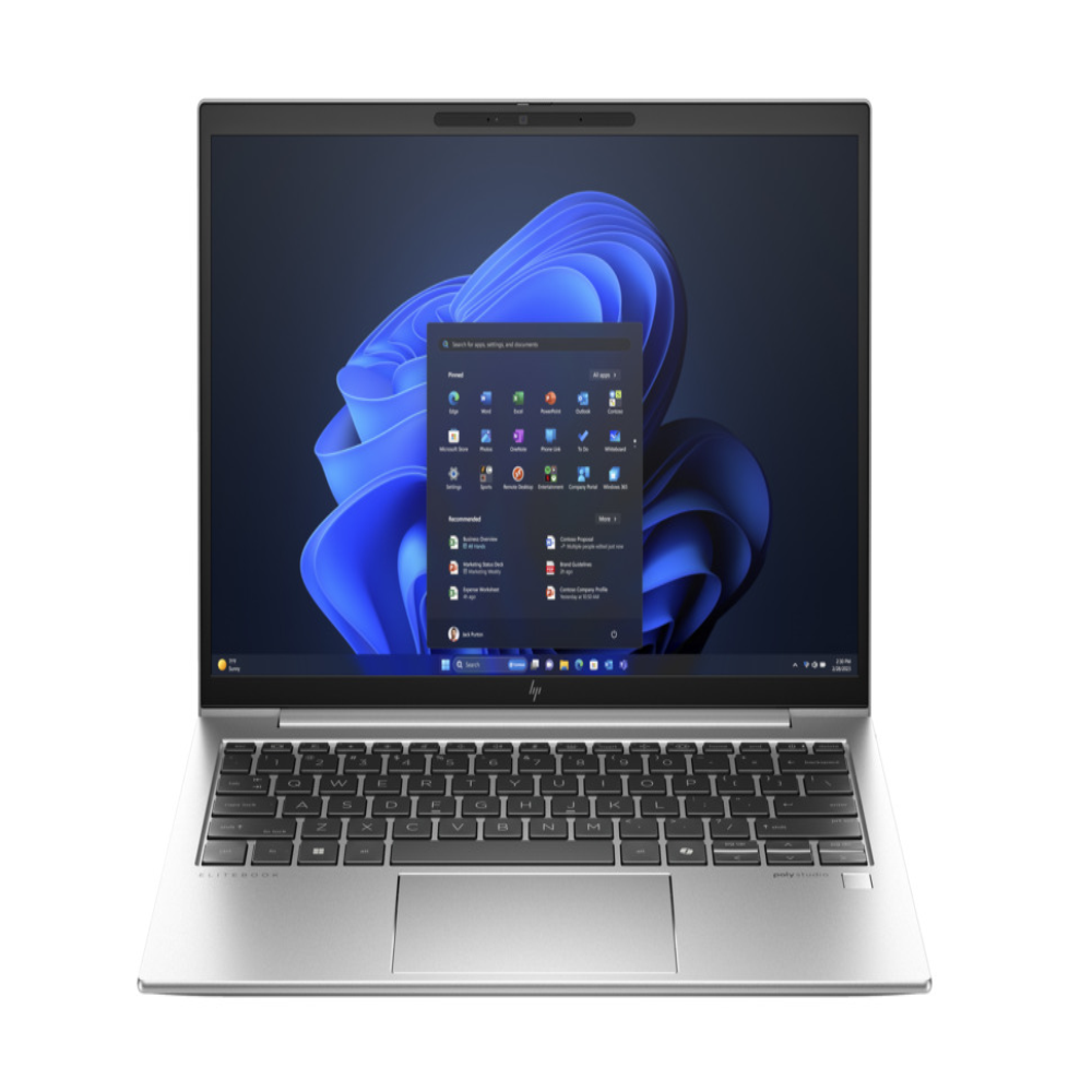 Mavi bir Windows 11 başlangıç menüsü ile koyu bir arka plan gösteren gümüş rengi dizüstü bilgisayar.