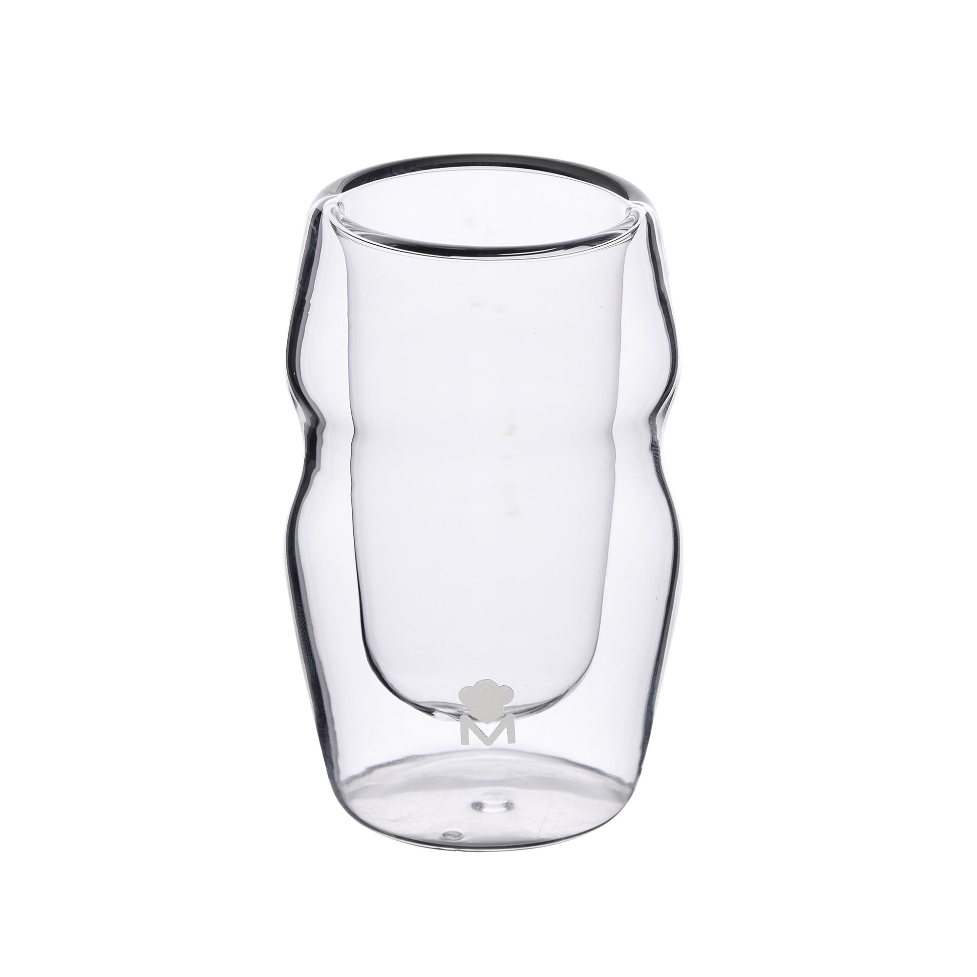 Una taza de vidrio transparente de doble pared con un sutil logo M.