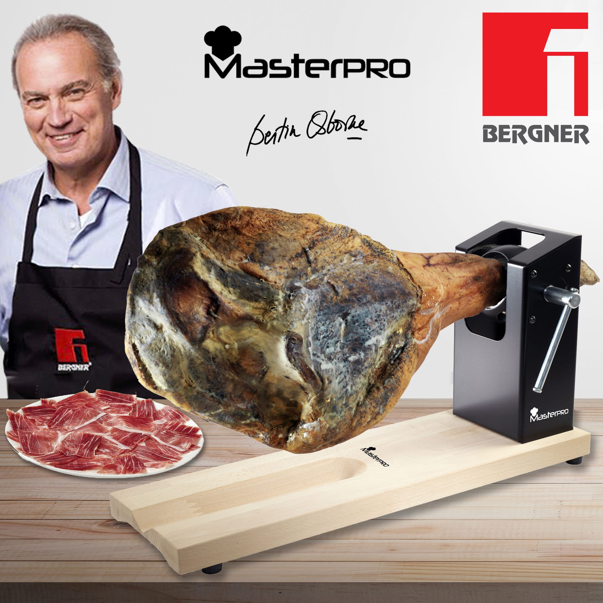 Un hombre con delantal junto a un jamón, cortador y jamón cortado.