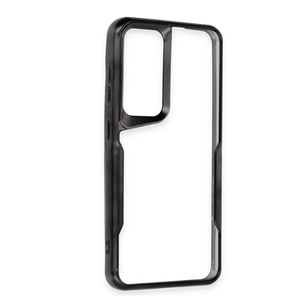 Kamera ve düğmeler için kesiklere sahip siyah telefon kılıfı, beyaz arka plan üzerinde.