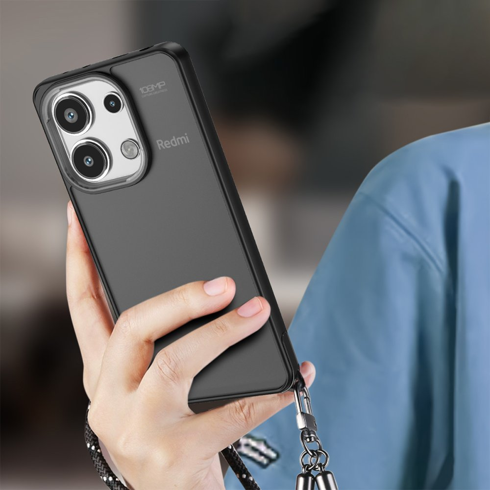 Bir el, üç kameralı ve Redmi logolu siyah bir akıllı telefon tutuyor.