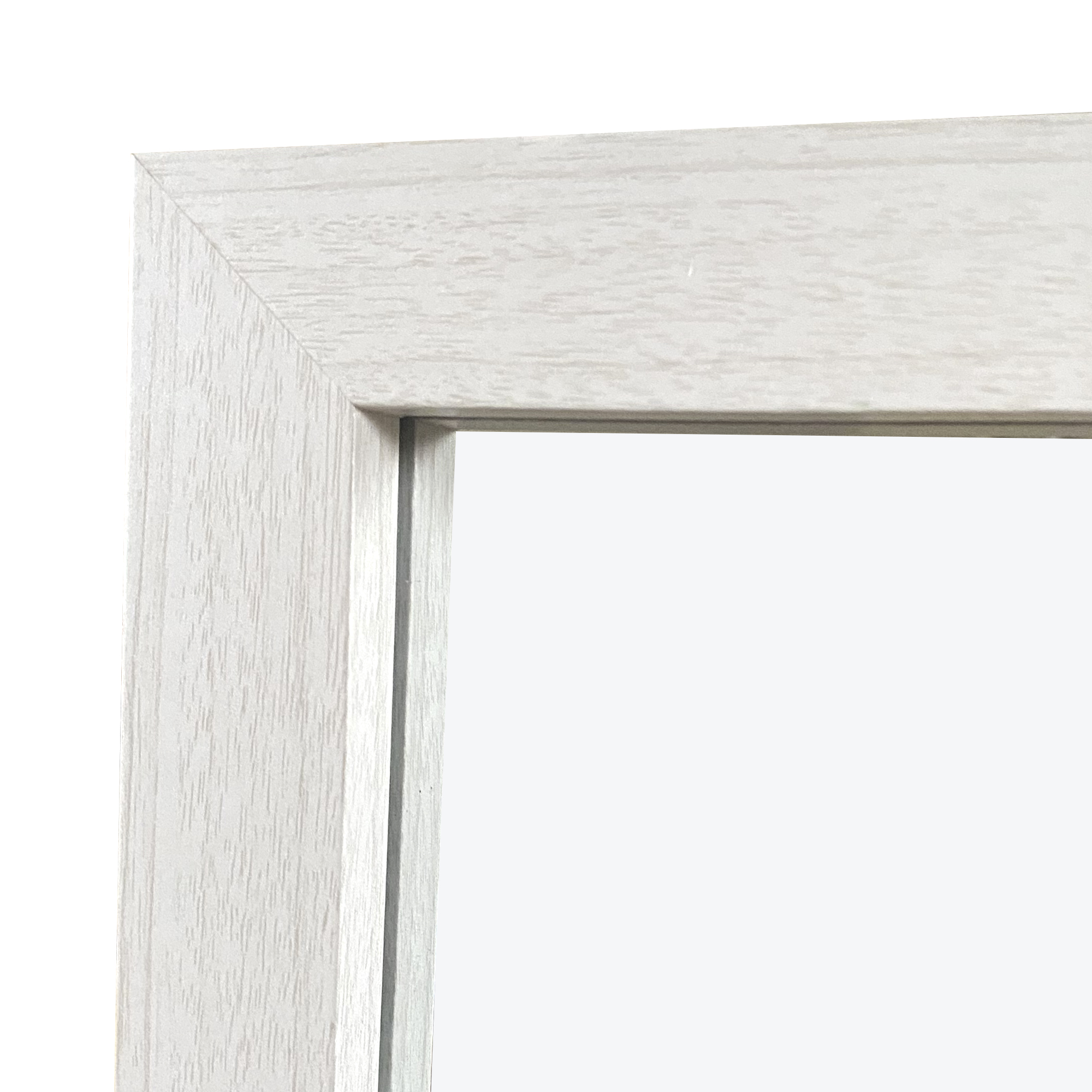 Primer plano de un marco de madera clara con veta, bordeando un fondo blanco.