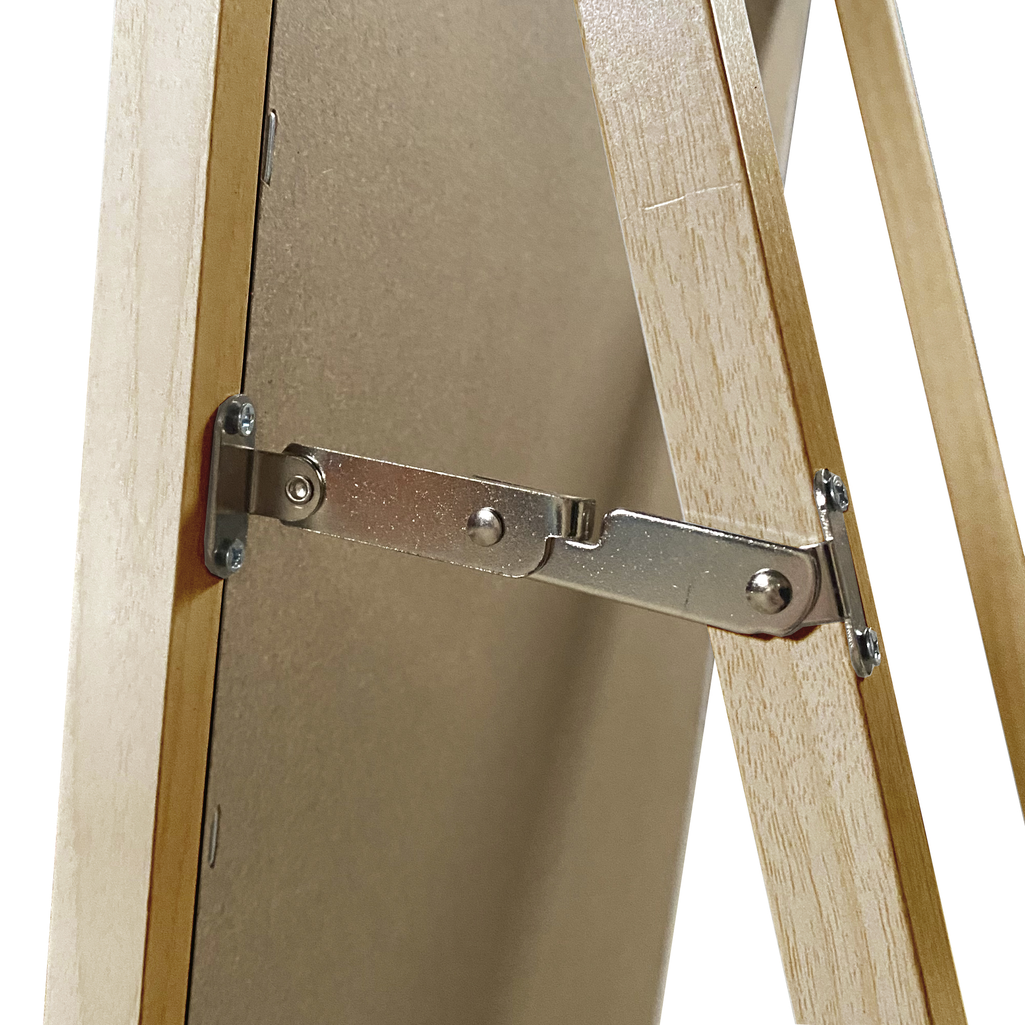 Primer plano de un marco de madera con fijación de bisagra de metal plateado.