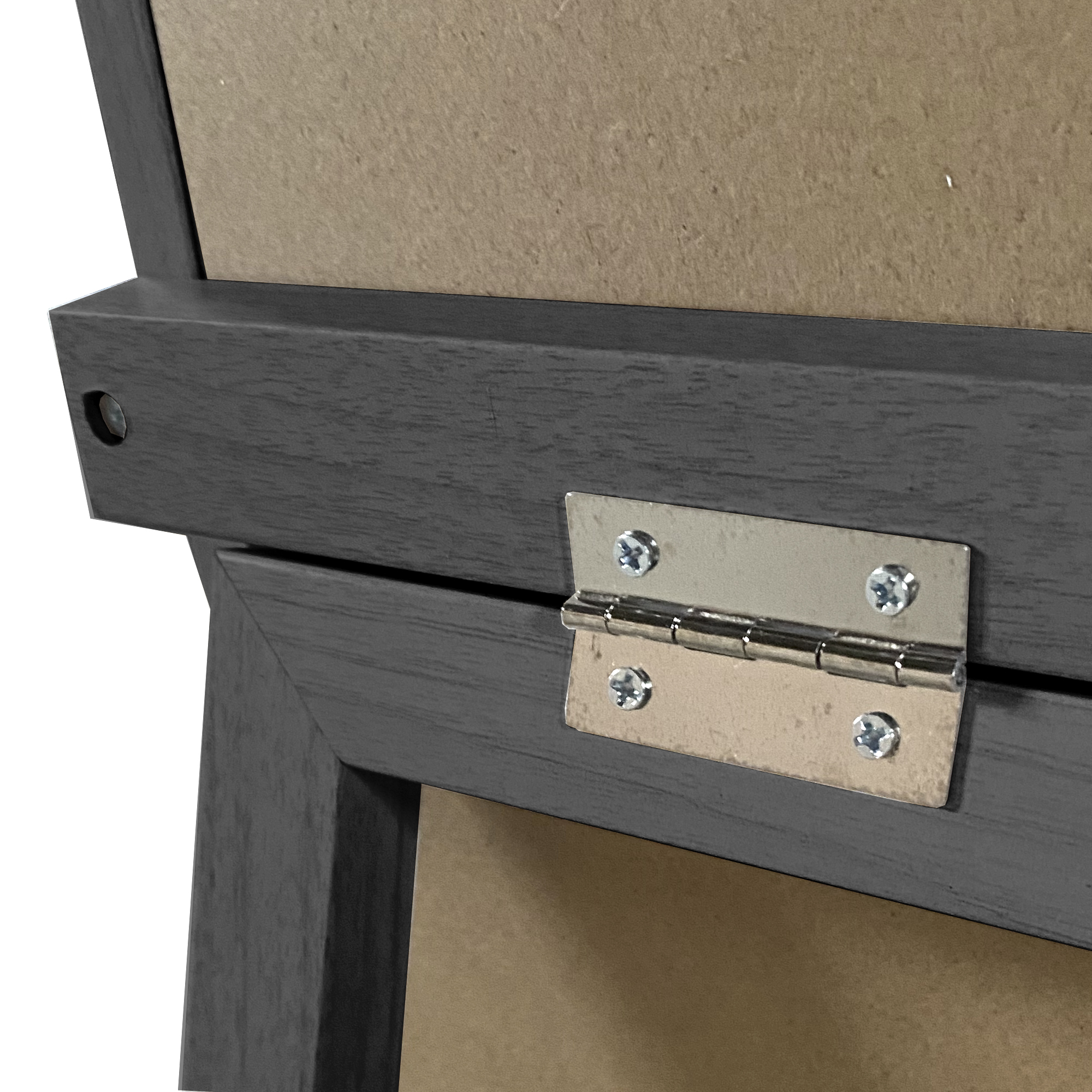 Una bisagra plateada con tornillos une dos partes de madera grises.