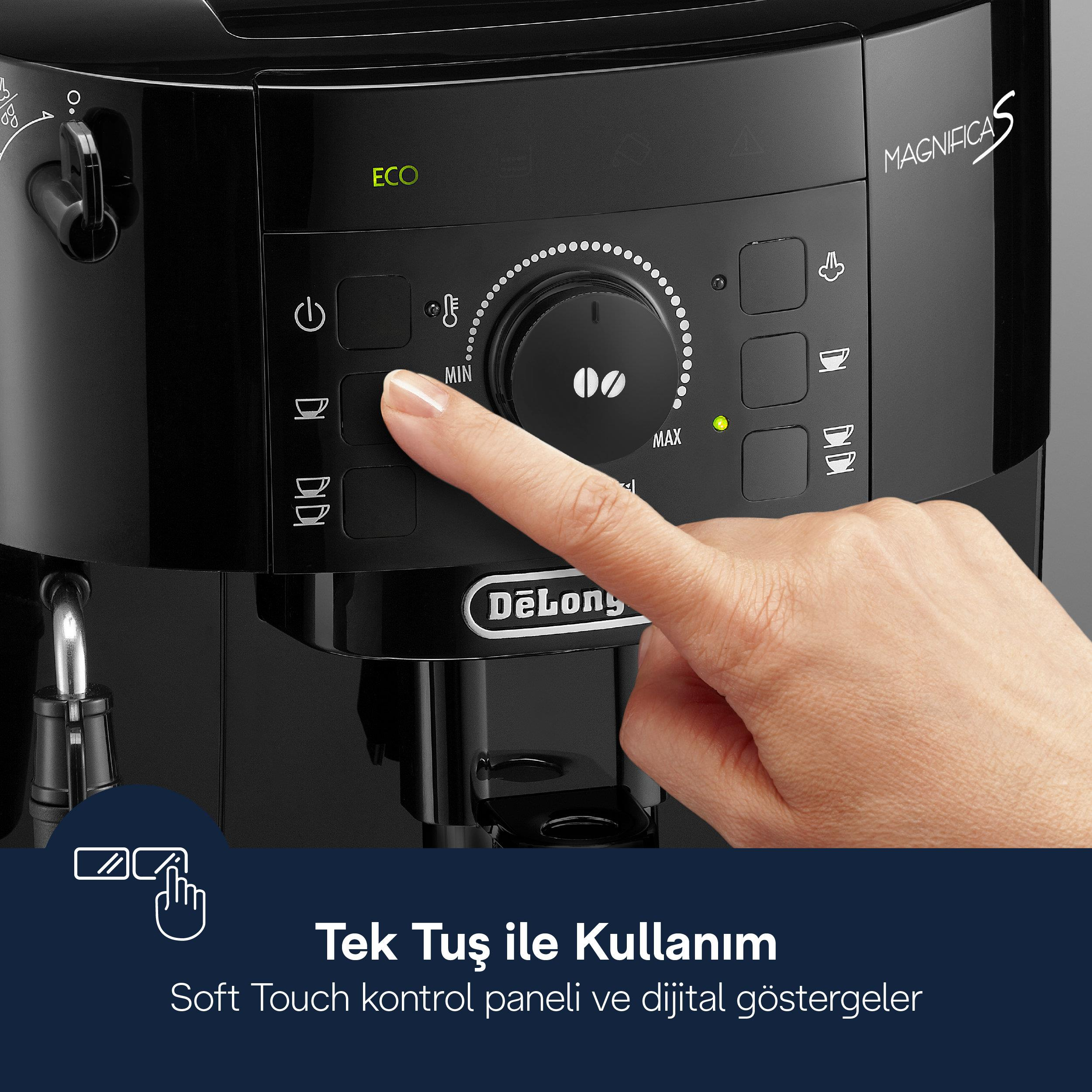 Bir el, kahve makinesinin kontrol paneli üzerindeki bir düğmeye basıyor.