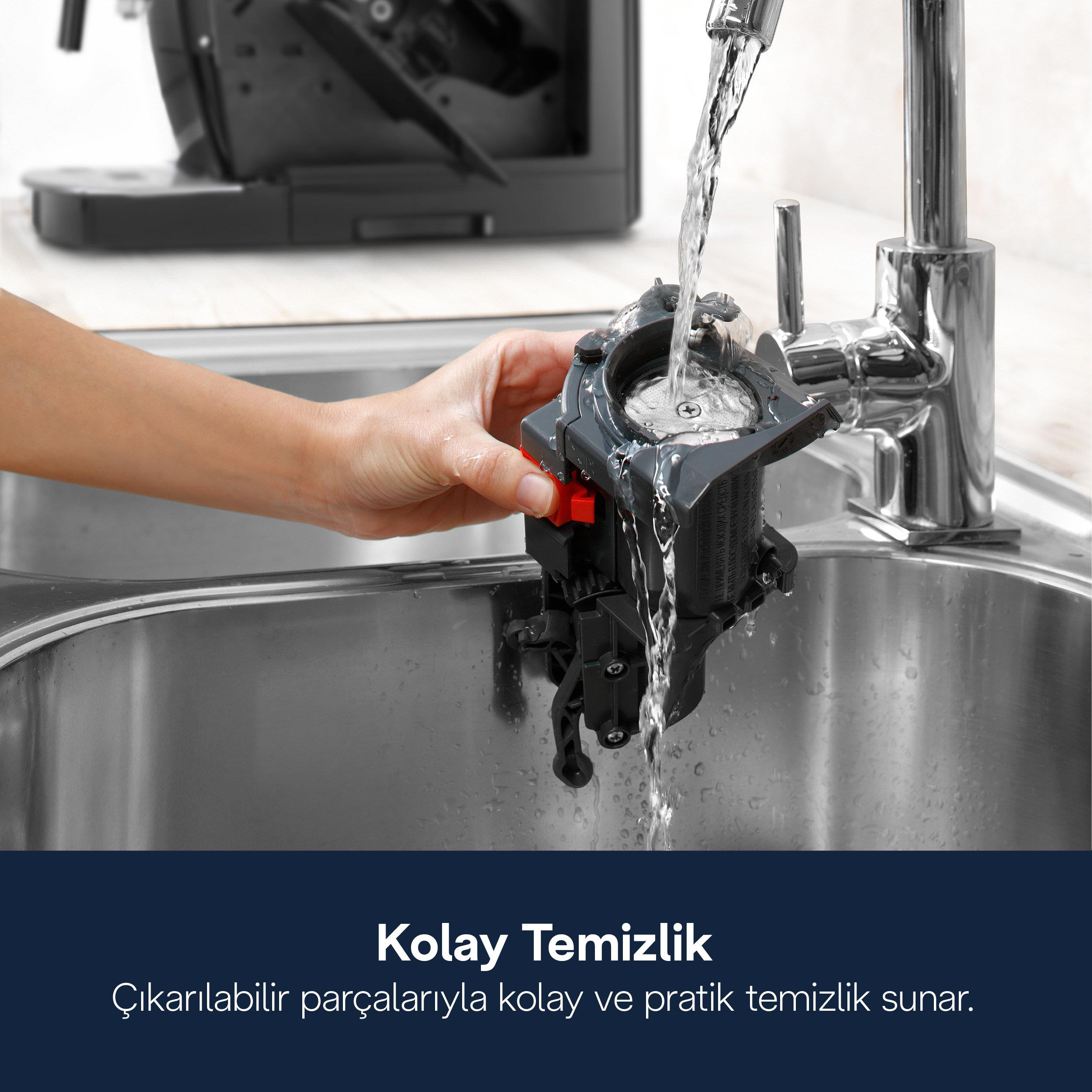 El, kahve makinesi parçasını musluk altında yıkıyor