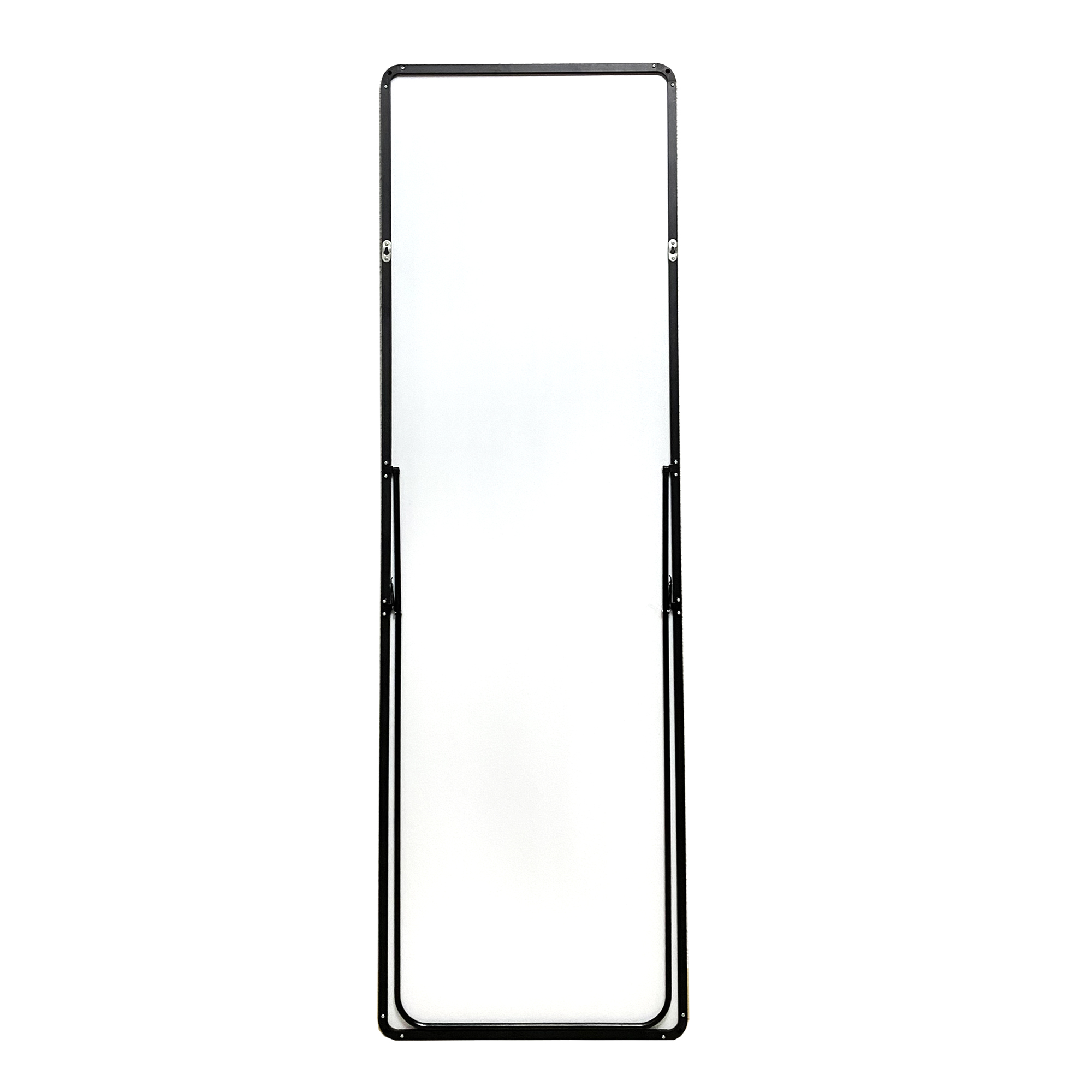 Un espejo alto y estrecho, rectangular, con marco negro y soporte.