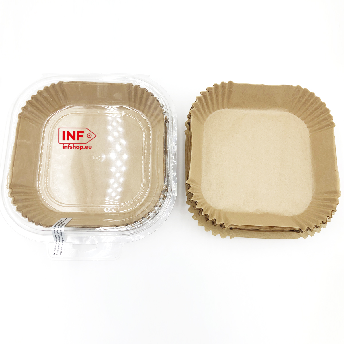 Kwadratowy pojemnik z przezroczystą pokrywką obok stosu brązowych foremek papierowych.