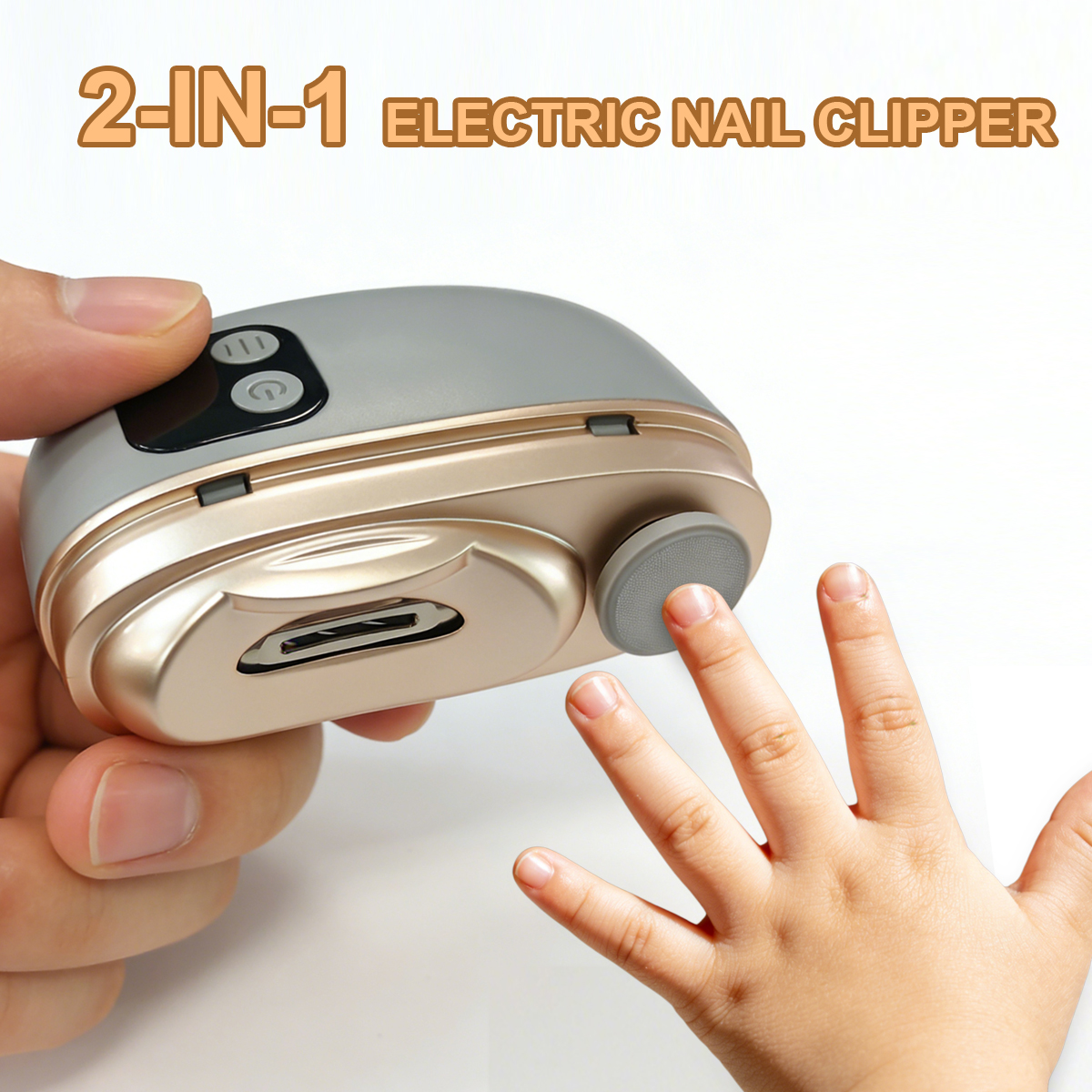 Złoto-szary elektryczny obcinacz do paznokci trzymany przez dłoń, blisko palca.