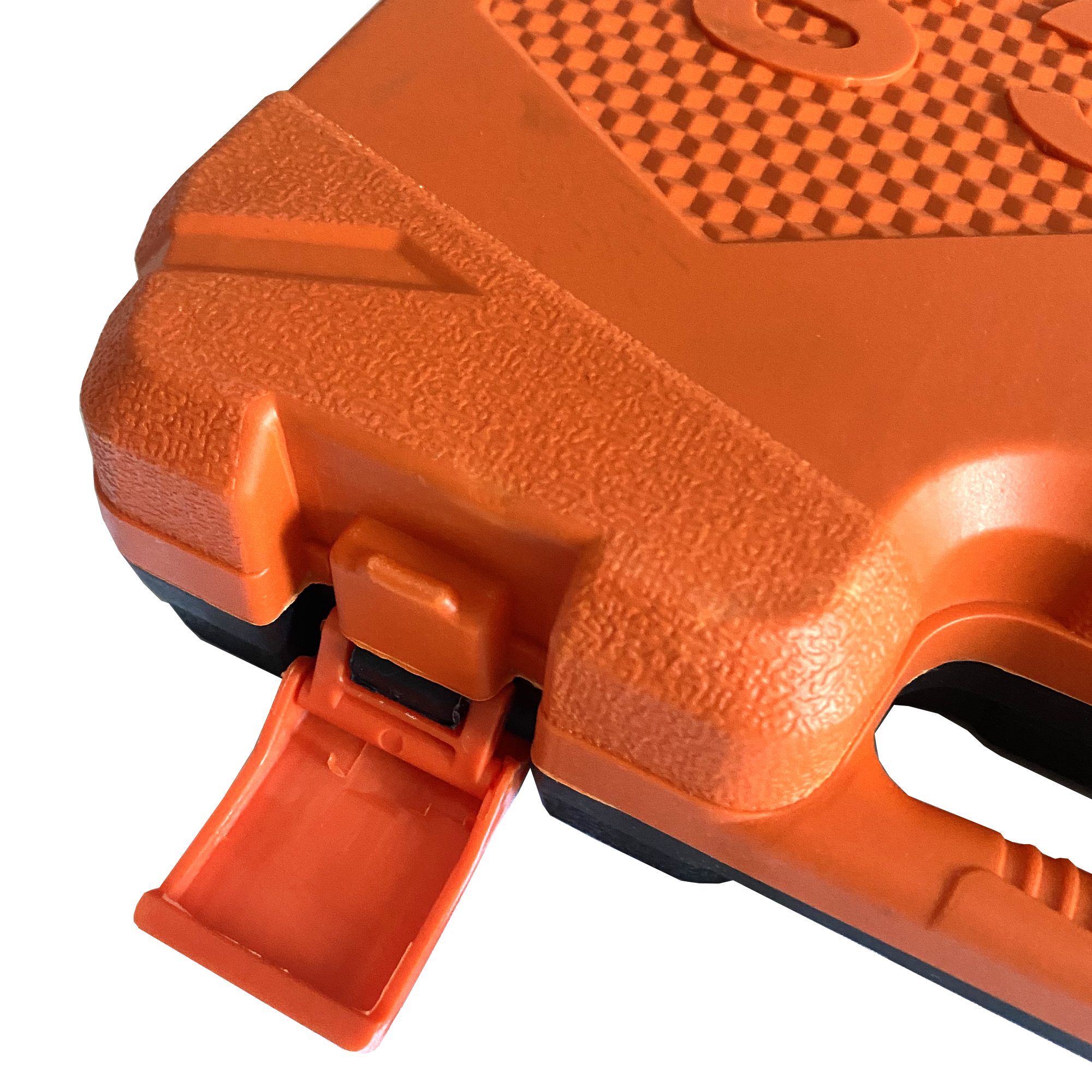 Estuche naranja con pestillo abierto y detalle de textura a cuadros.