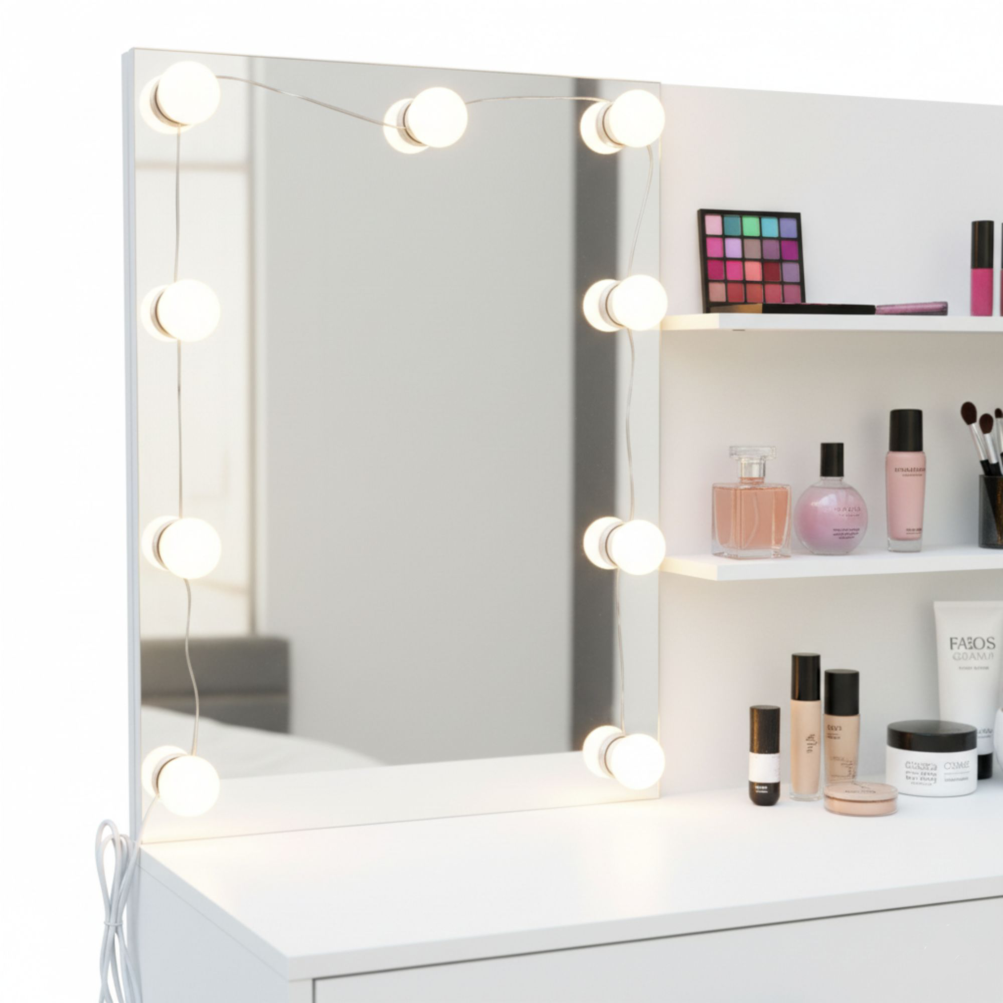 Tocador con espejo, luces de cadena y cosméticos en estantes.