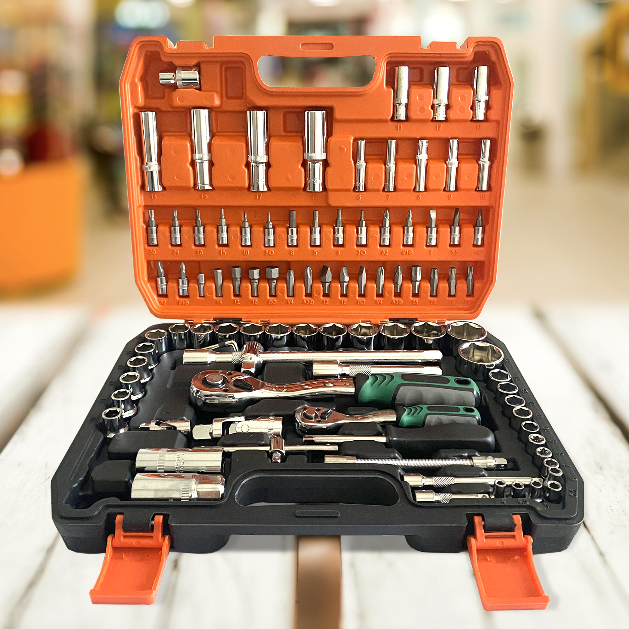 Una caja de herramientas naranja abierta con varios vasos y herramientas.