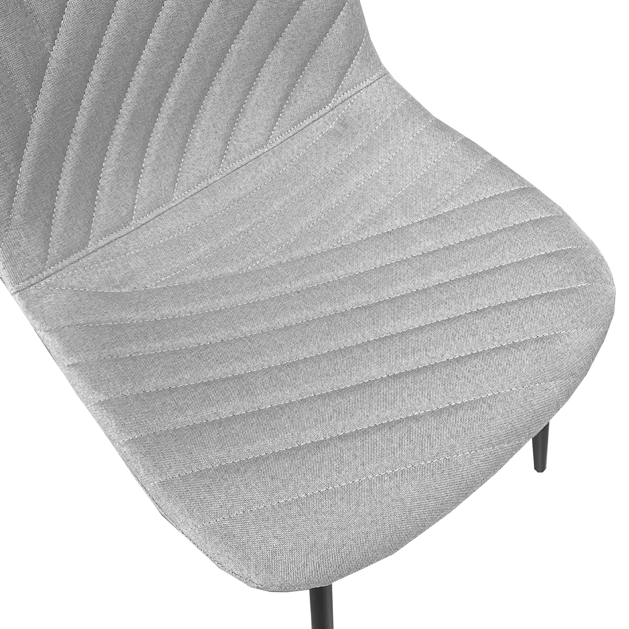 Silla tapizada gris con patrón de diamantes y patas negras.